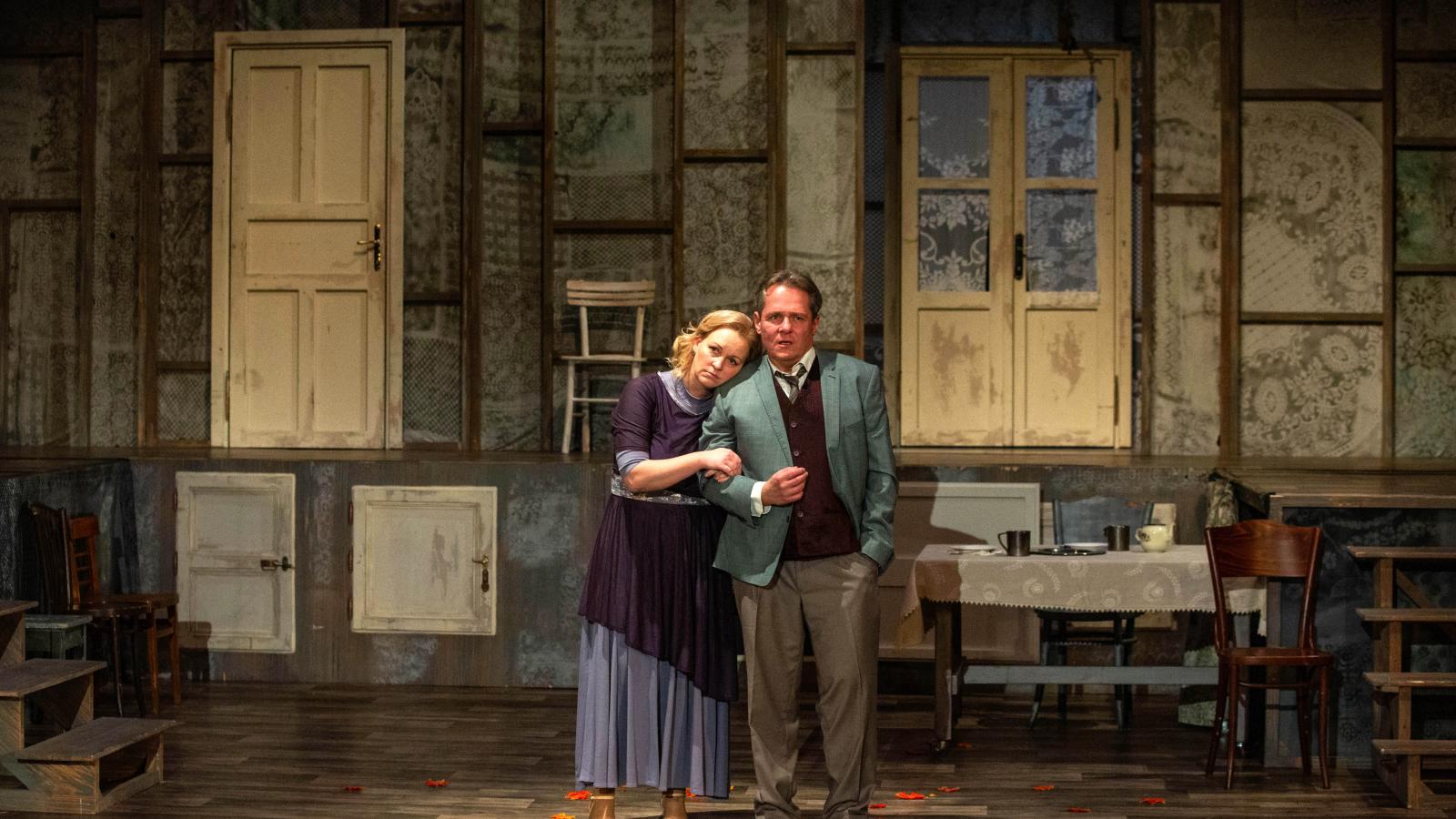 Összekapaszkodva a lepukkant házban (Jankovics Andrea és Őze Áron)