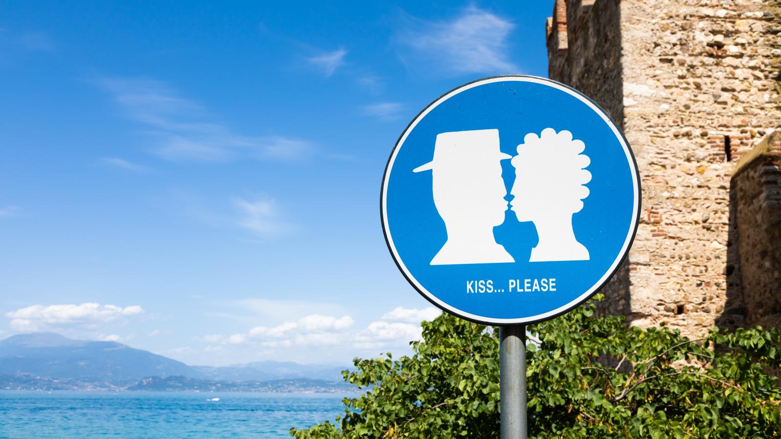 Bár a csókkal foglalkozó tudomány (filematológia) fejletlen, igen valószínű, hogy a csók mélyen gyökerező genetikai háttérrel rendelkezik