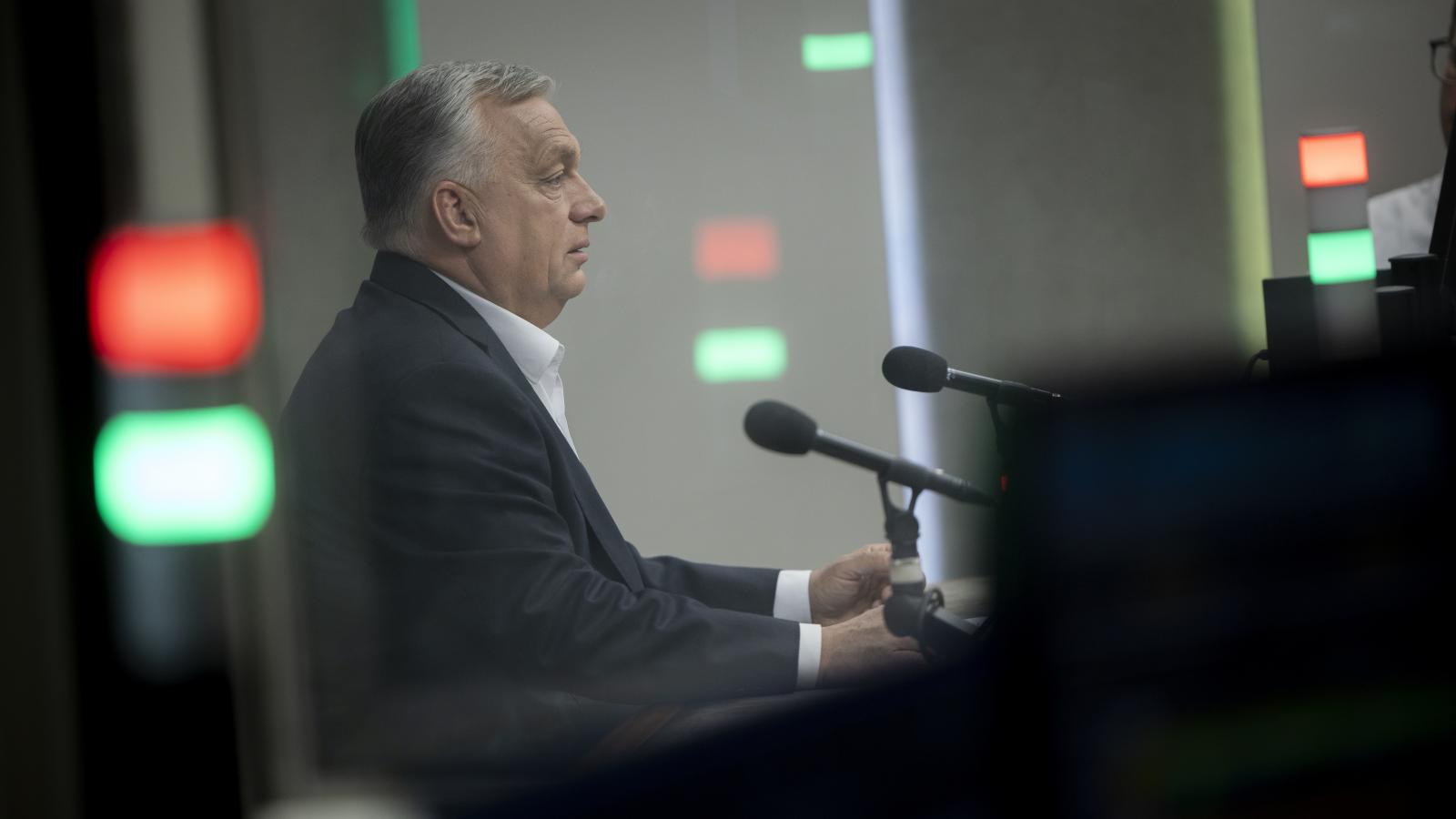 Orbán Viktor miniszterelnök interjút ad a Jó reggelt, Magyarország! című műsorban a Kossuth Rádió stúdiójában 2025. május 2-án