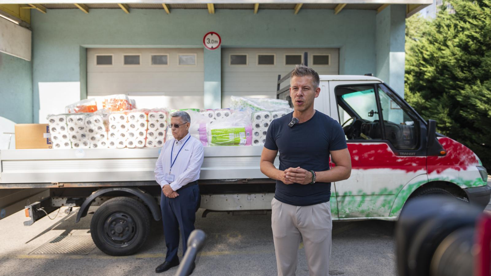 Magyar Péter adományt ad át a Heim Pál Gyermekkórháznak 2024. augusztus 30-án. Mögötte Fekete Ferenc, az intézmény orvosigazgatója