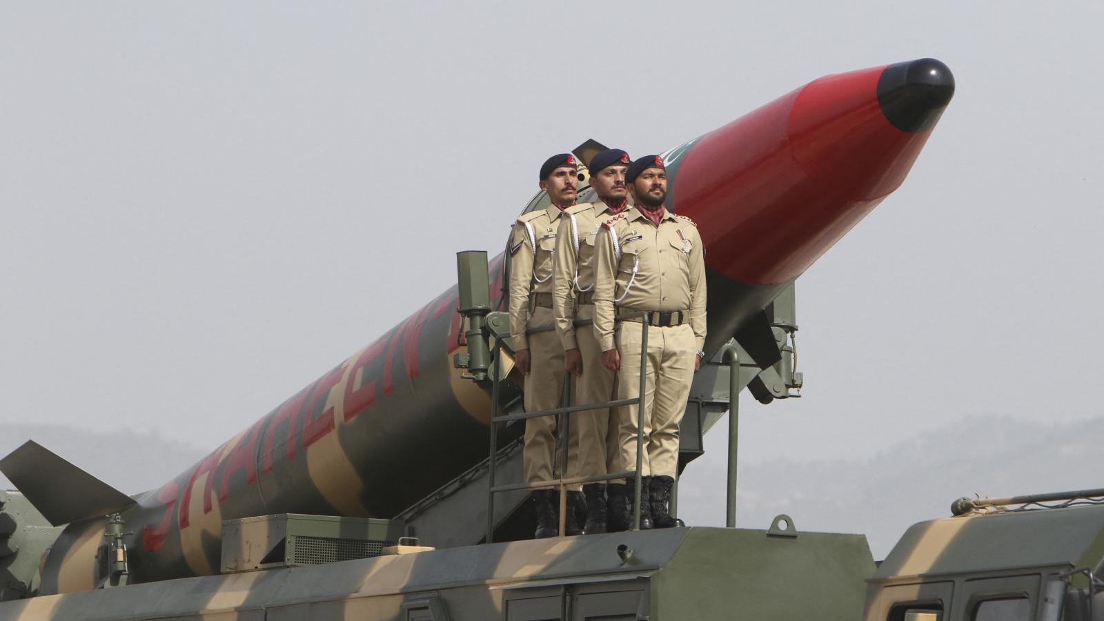 Pakisztáni katonák egy Shaheen nagy hatótávolságú ballisztikus rakétát szállító járművön