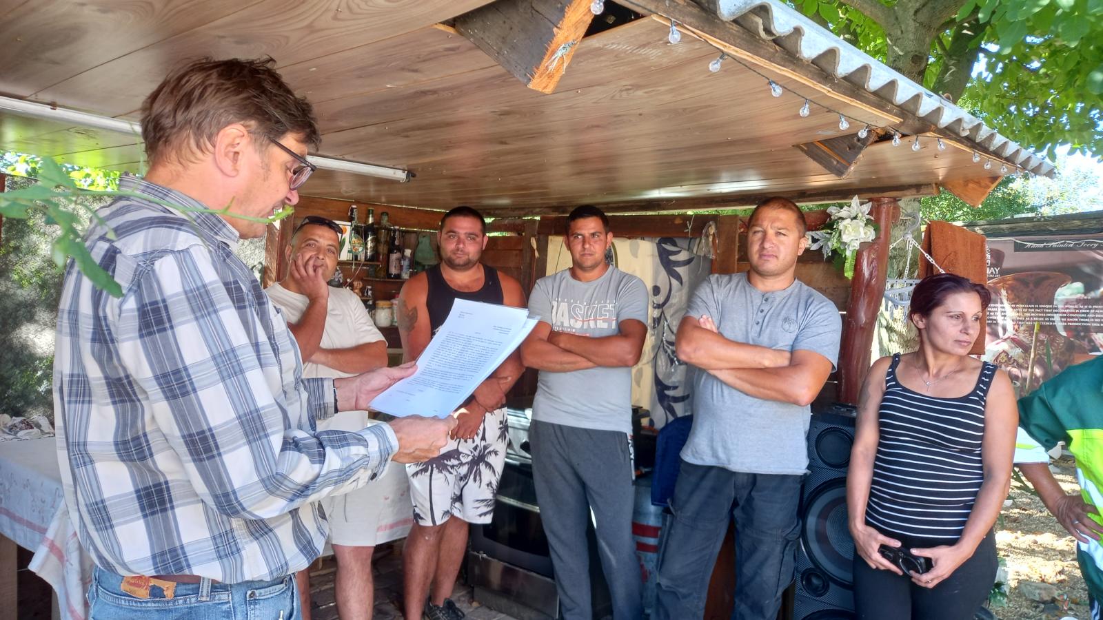 Heindl Péter jogvédő (balról) és az elbocsátott brigád néhány tagja