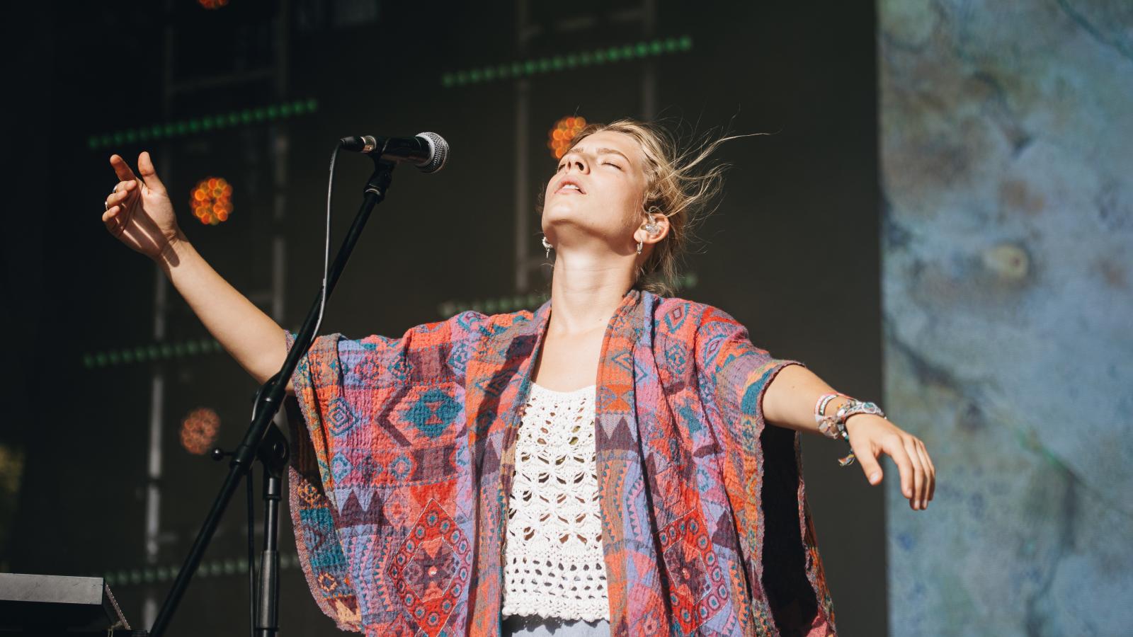 Дeva tudatosan dolgoz fel egyszerre népszerű, sokak által ismert és ritkán hallott népdalokat is