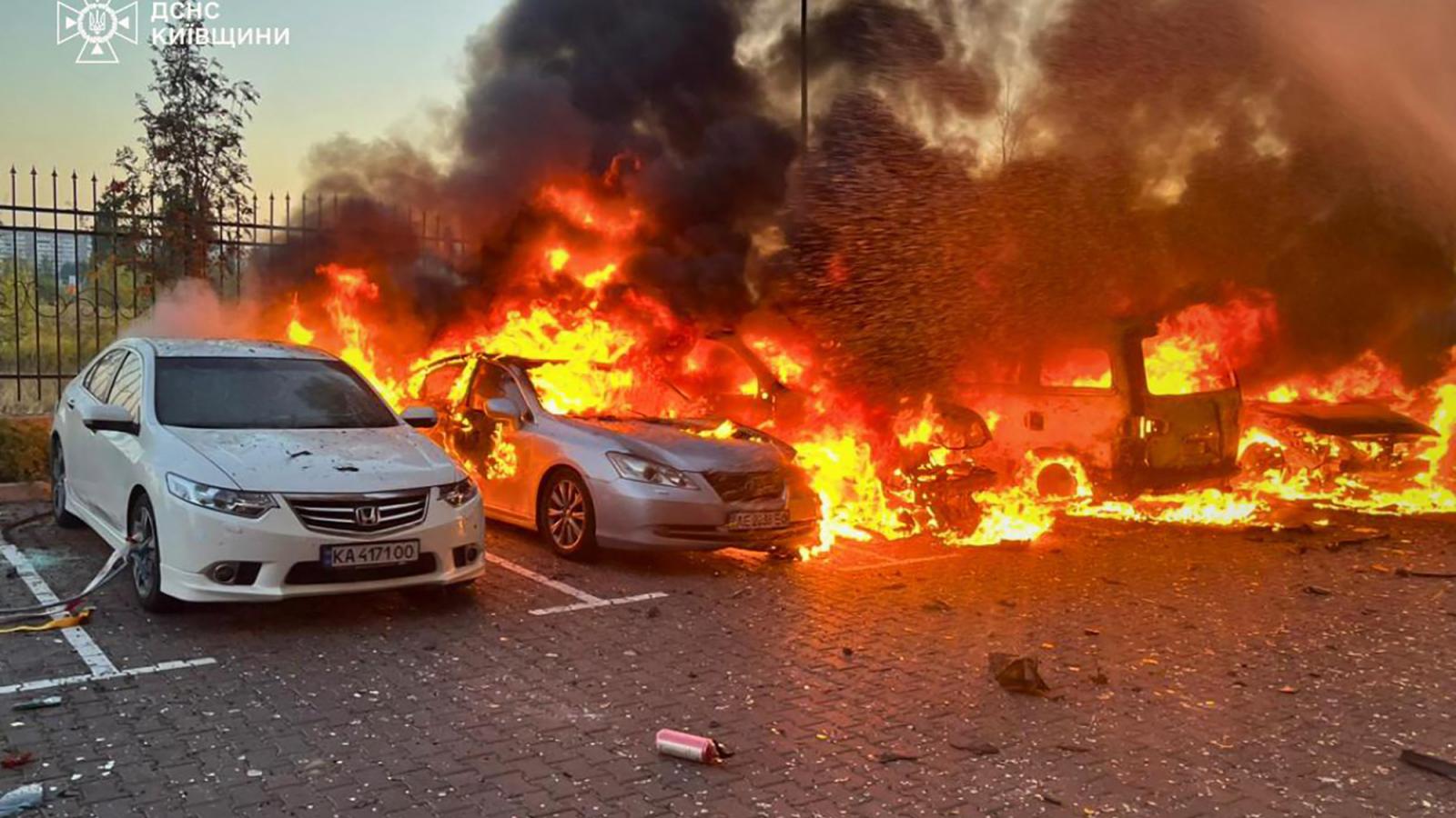 Lángoló autók egy légitámadás után, a képet az Ukrán Katasztrófavédelmi Szolgálat tette közzé 2025. szeptember 20-án