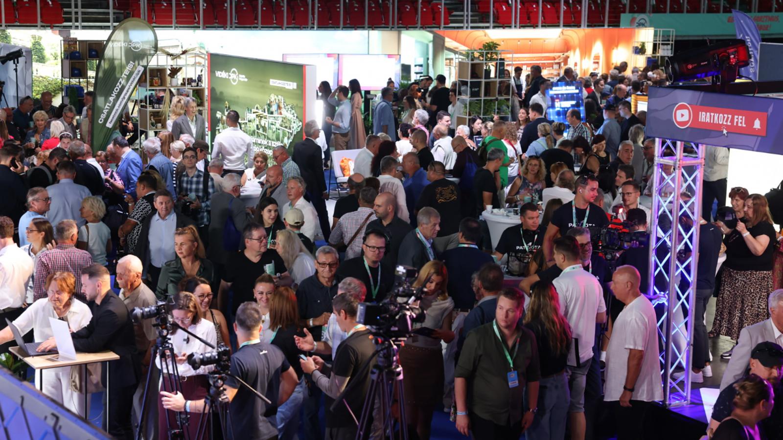 A Digitális Polgári Körök hét végi találkozója. Az online térben is nagy a tülekedés, ha fideszes költésről van szó