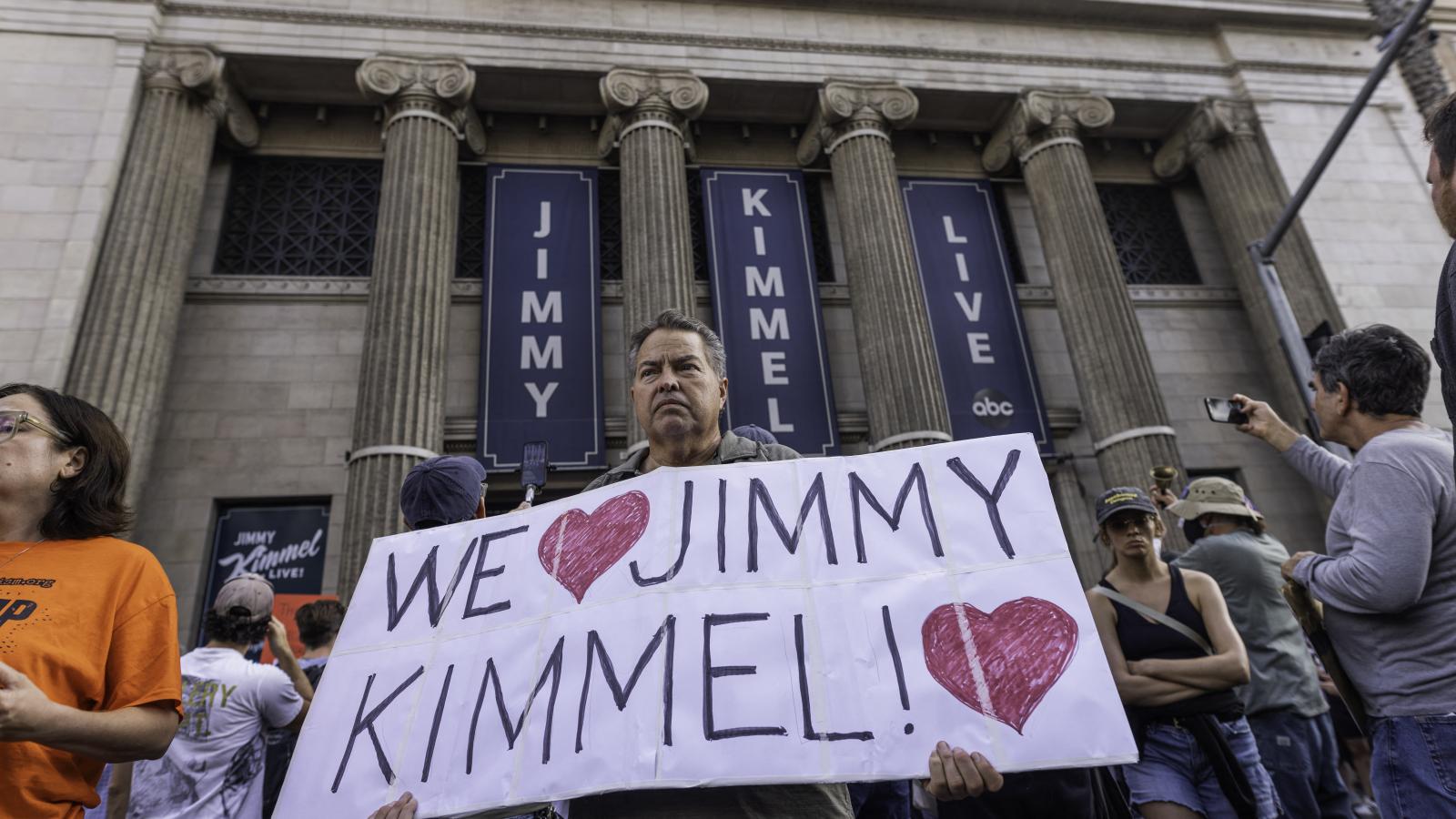 Tüntetők gyűltek össze az El Capitan előtt, hogy tiltakozzanak az ABC döntése ellen, hogy Kimmelt visszavonták a sugárzásból