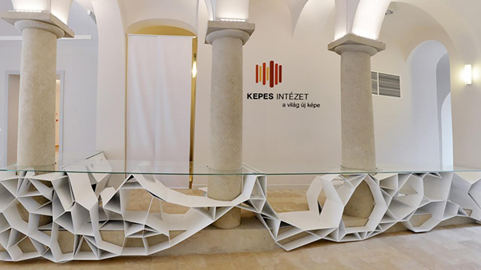 A központ elhíresült, azóta szétvágott és MÉH-telepre vitt pultja