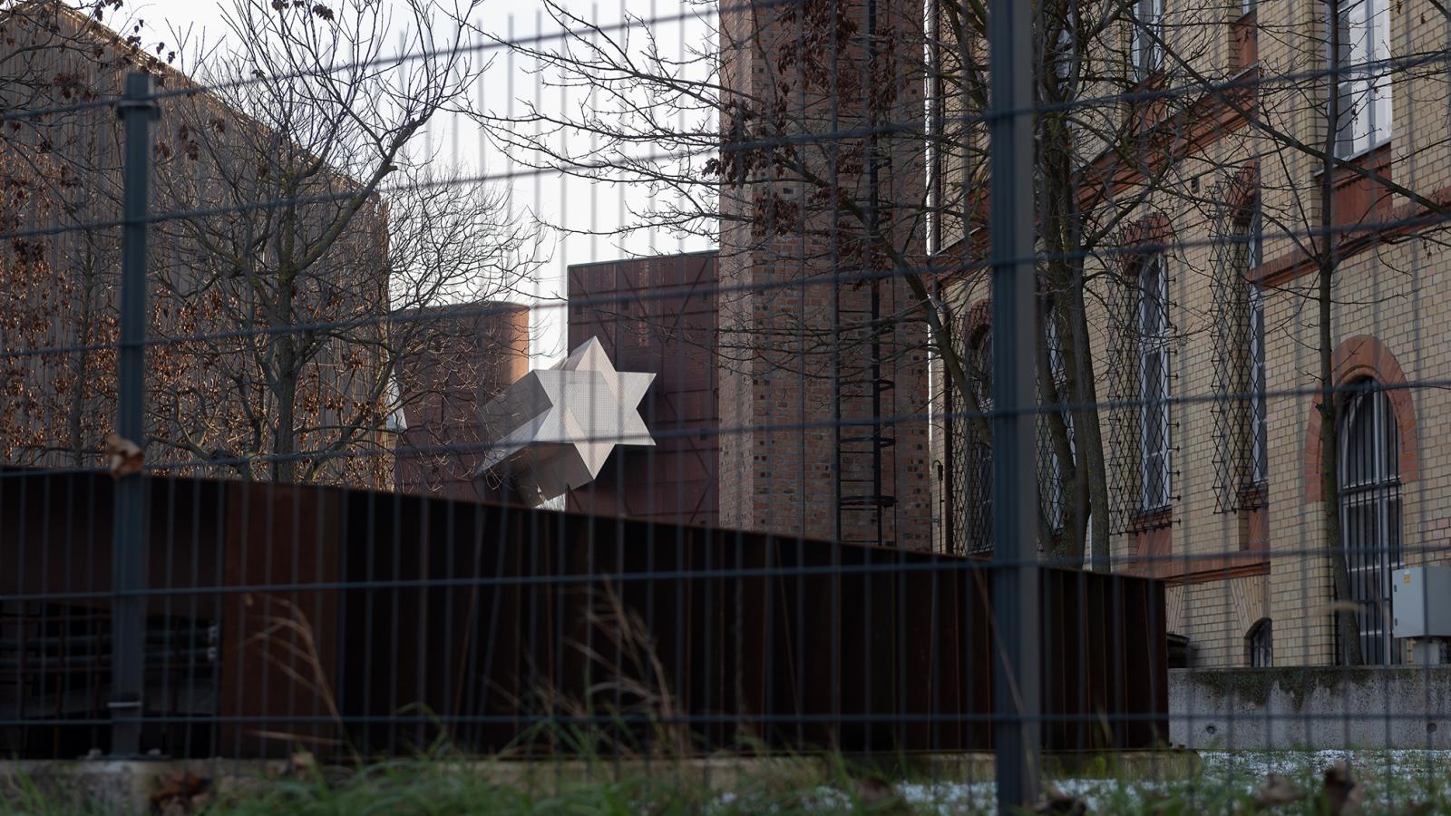 A Józsefvárosi pályaudvar helyén létrehozott, régen elkészült holokauszt-emlékközpont jó ideje üresen áll