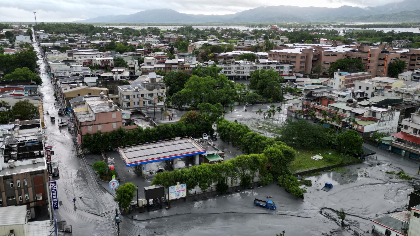 Sárréteg borítja az utcákat, miután visszahúzódott a víz, amely elárasztotta a tajvani Hualient a Ragasa szupertájfun idején, 2025. szeptember 24-én.