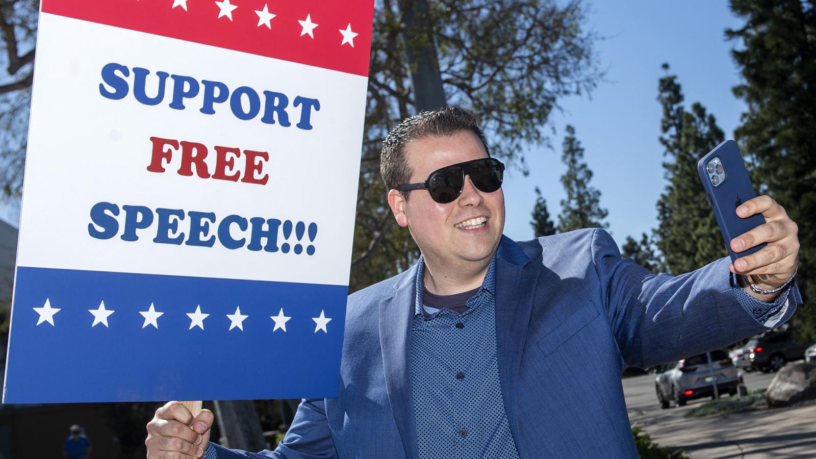 „Szabad véleménynyilvánítást” követel egy republikánus tüntető a közösségi oldalaktól