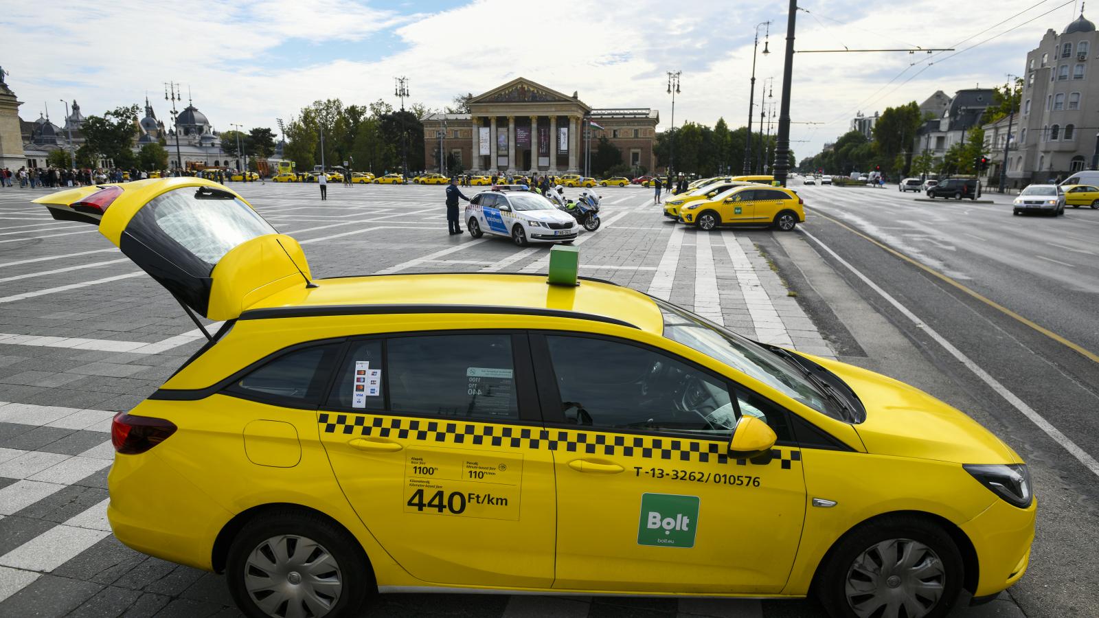 Taxis tüntetés a Hősök terén szeptember 24-én