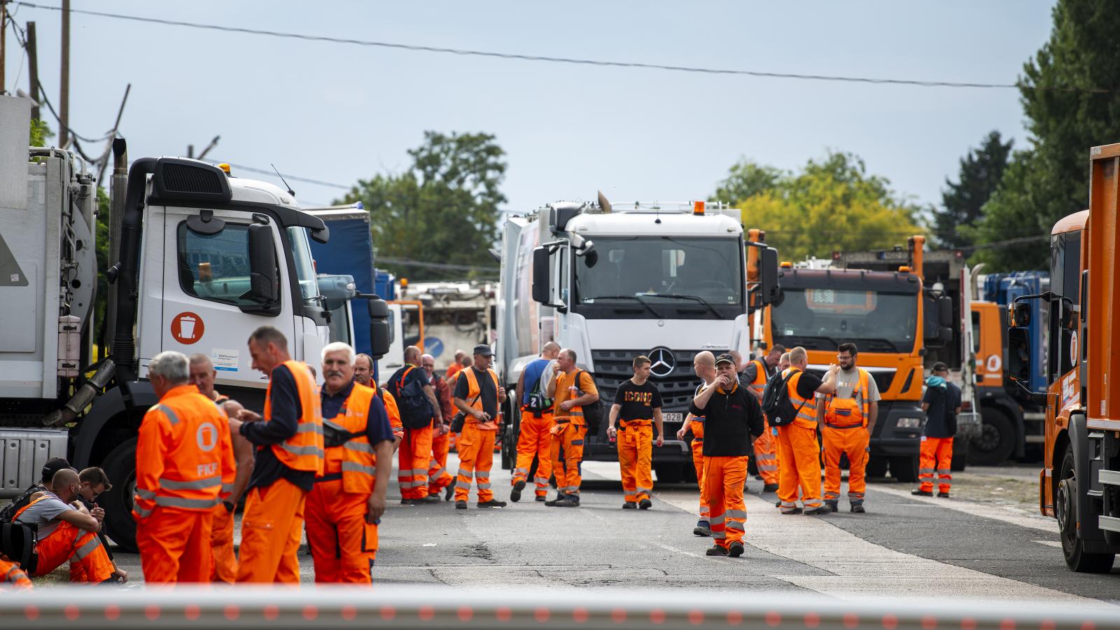 Sztrájkoló kukások a Budapesti Közterület-fenntartó Zrt. Ecseri úti telephelyén szeptember 24-én