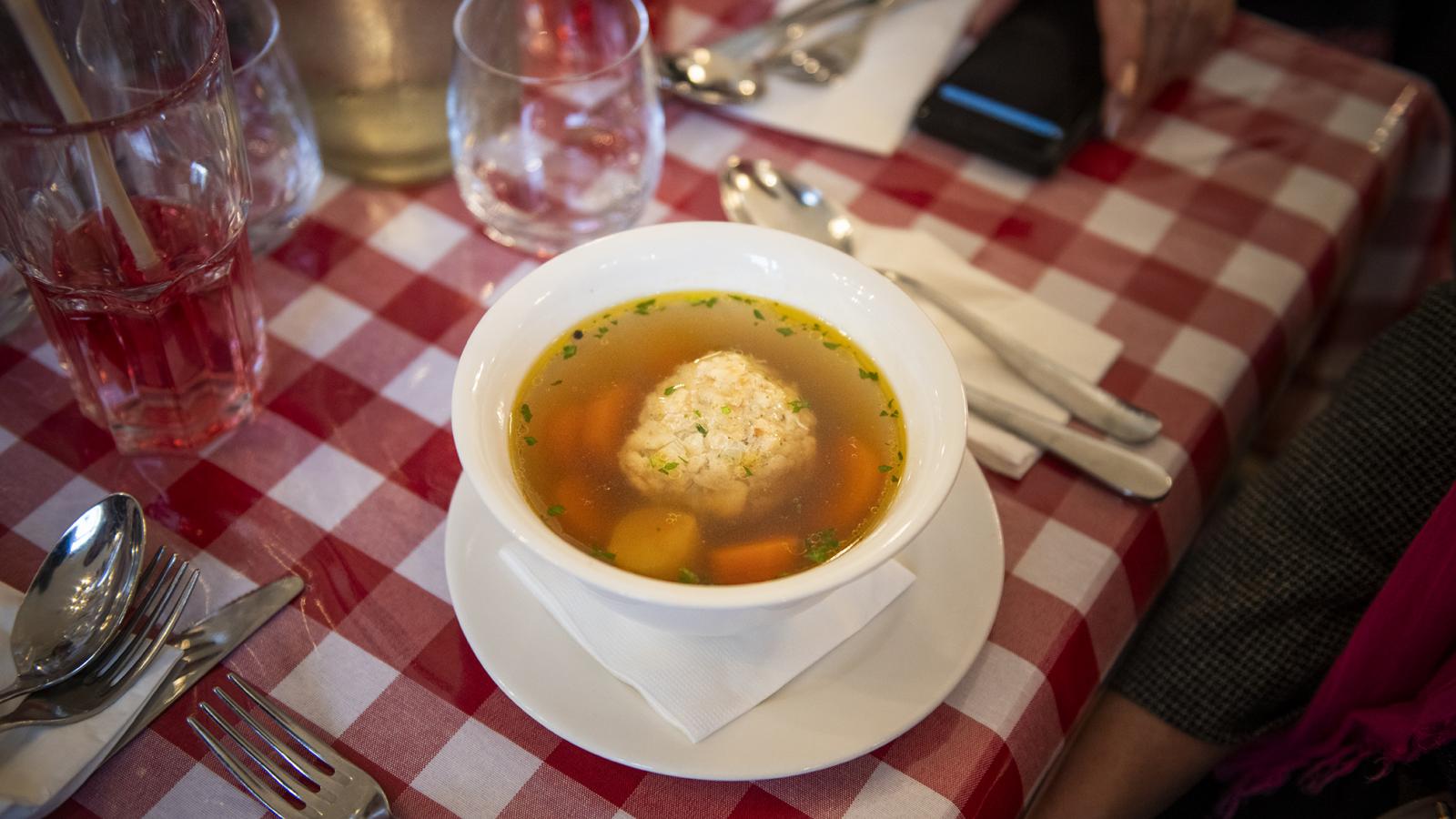 Hagyományos ételekkel várják a vendégeket keddtől szombatig