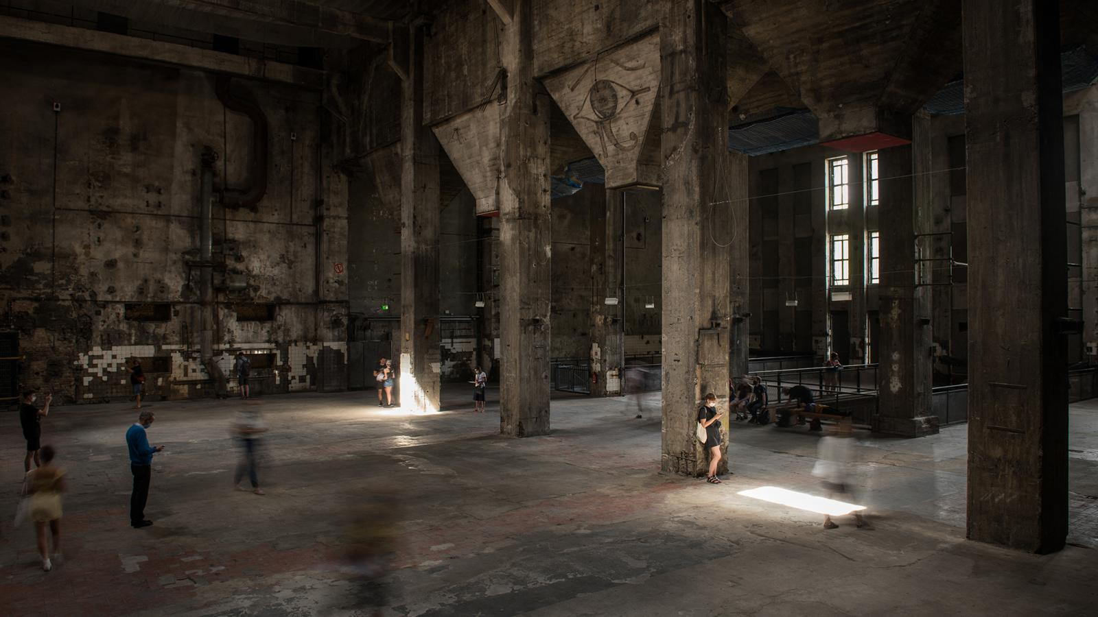 A kihalt épületek a kilencvenes években nem csak szórakozóhelyeknek, kiállításoknak is otthont adtak az újraéledő Berlinben