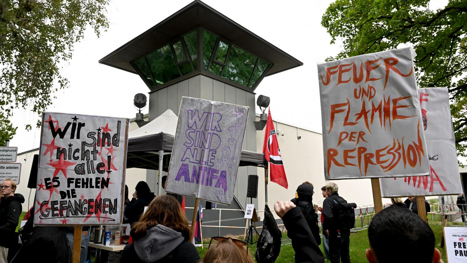 Hanna S. támogatói tüntetnek a Stadelheim börtön előtt, ahol a tárgyalást tartották szeptember 26-án