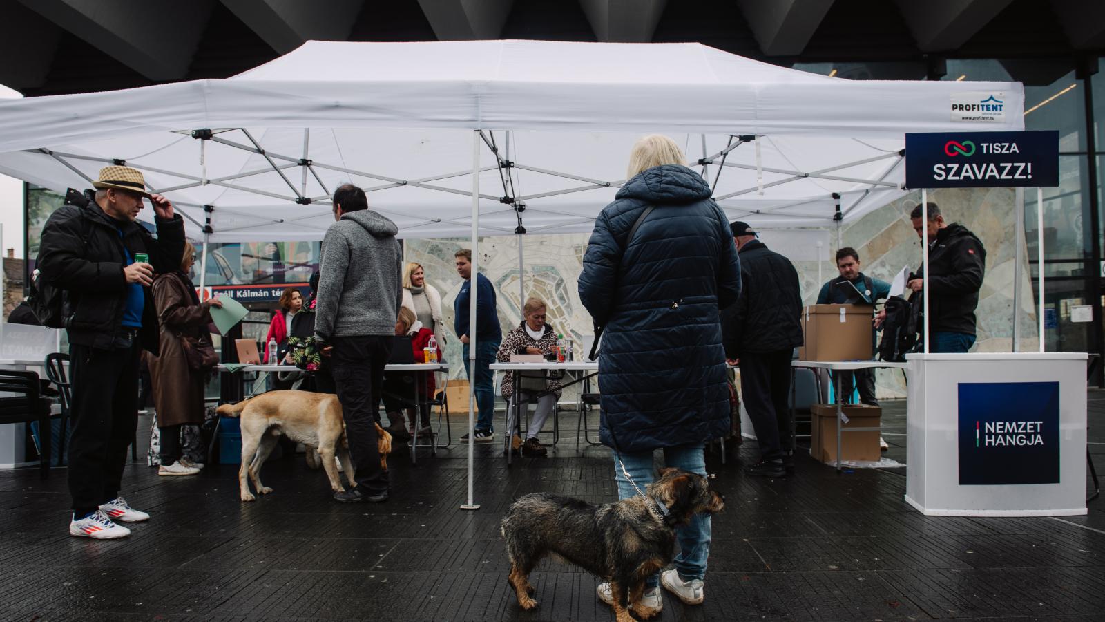 Az első Nemzet Hangja kezdeményézés standja a budapesti Széll Kálmán téren március 24-én