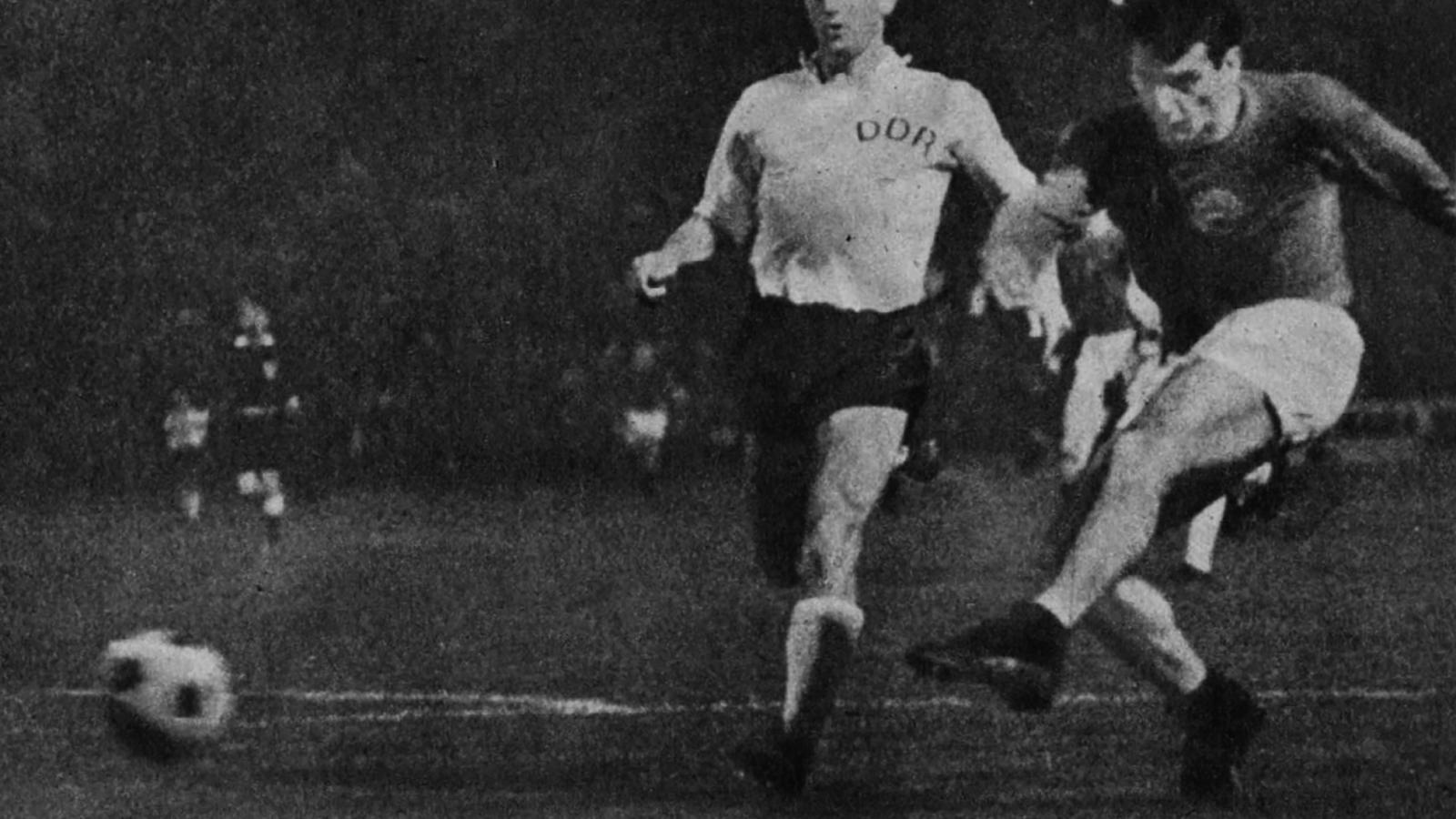 Ez volt a harmadik – Farkas János ballábas lövése nyomán védhetetlenül vágódott a labda Croy hálájába (Farkas mellett Frässdorf)