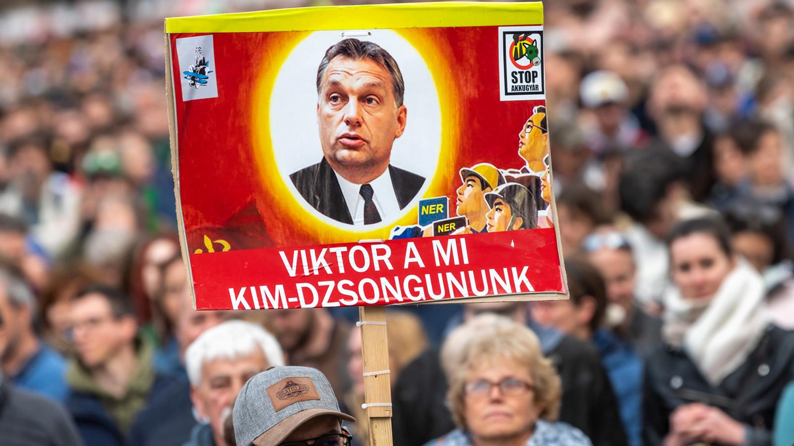 Gúnyos transzparens egy ellenzéki tüntetésen