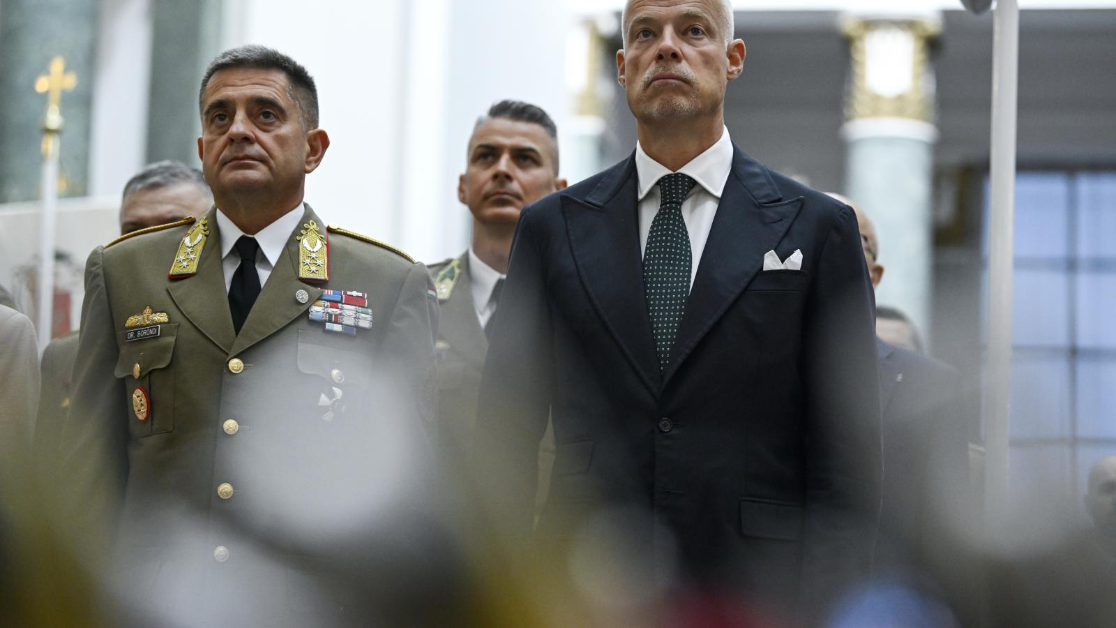 Böröndi Gábor vezérezredes, a Honvéd Vezérkar fõnöke Szalay-Bobrovniczky Kristóf honvédelmi miniszterrel