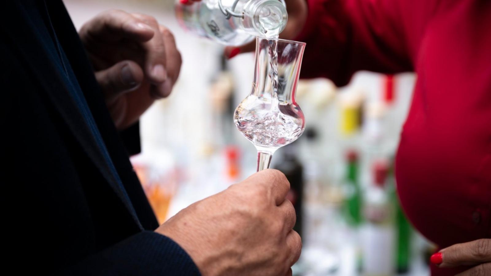 Töltenek a kormányfő poharába