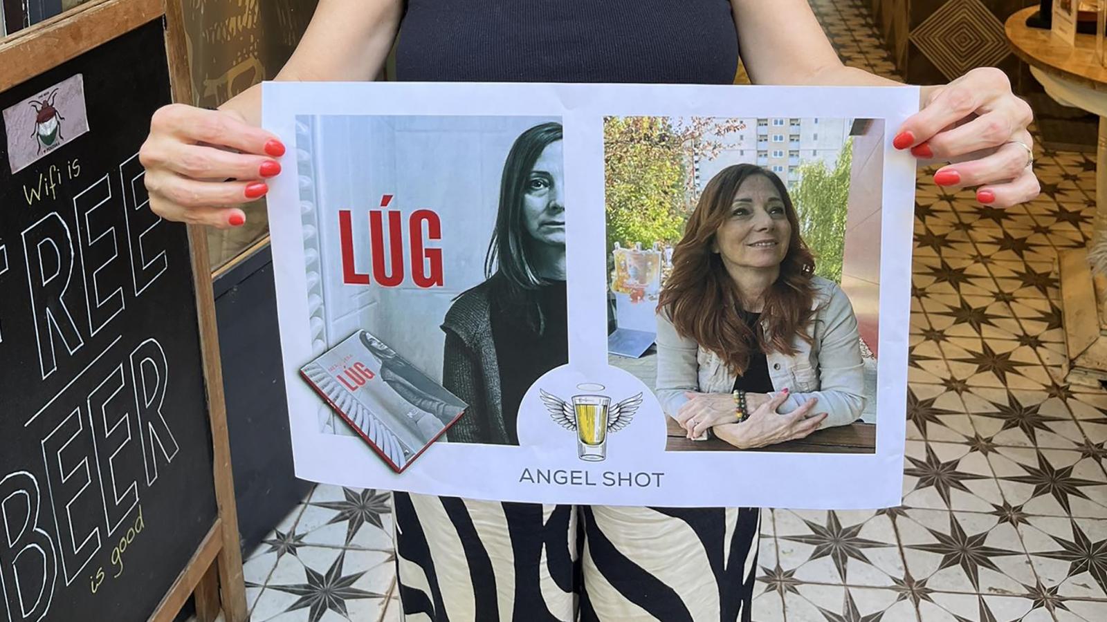 Renner Erika, a lúgos orvosként elhíresült elkövető áldozata felmutatja portréját, amely a Billog BÁTOR NŐK falára felkerült