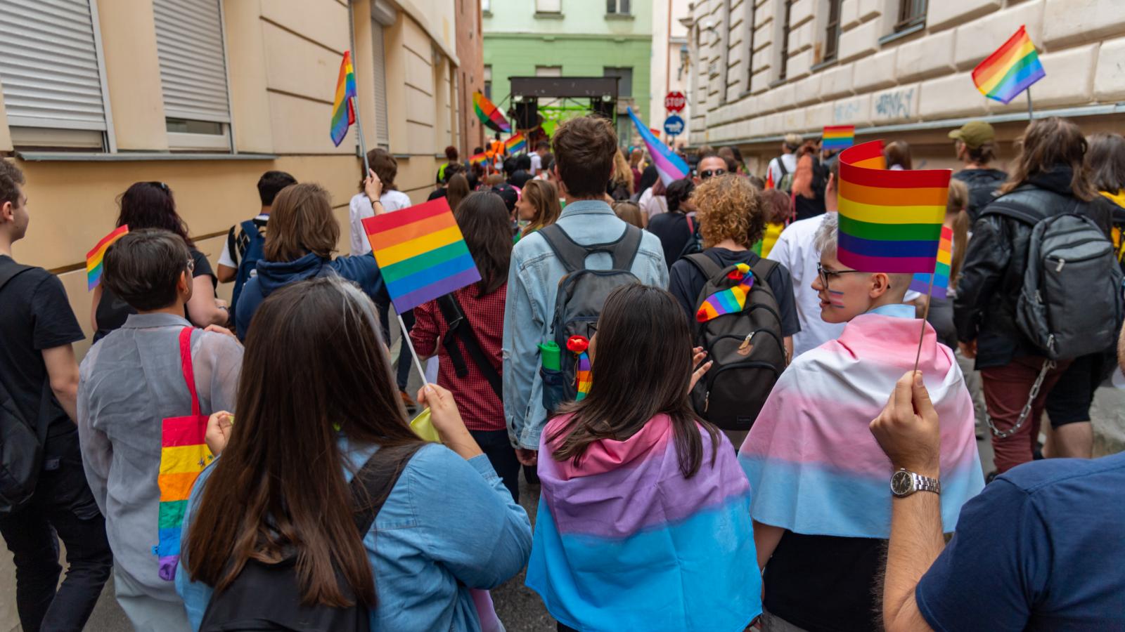 Résztvevők az első pécsi Pride felvonuláson 2021. szeptember 18-án