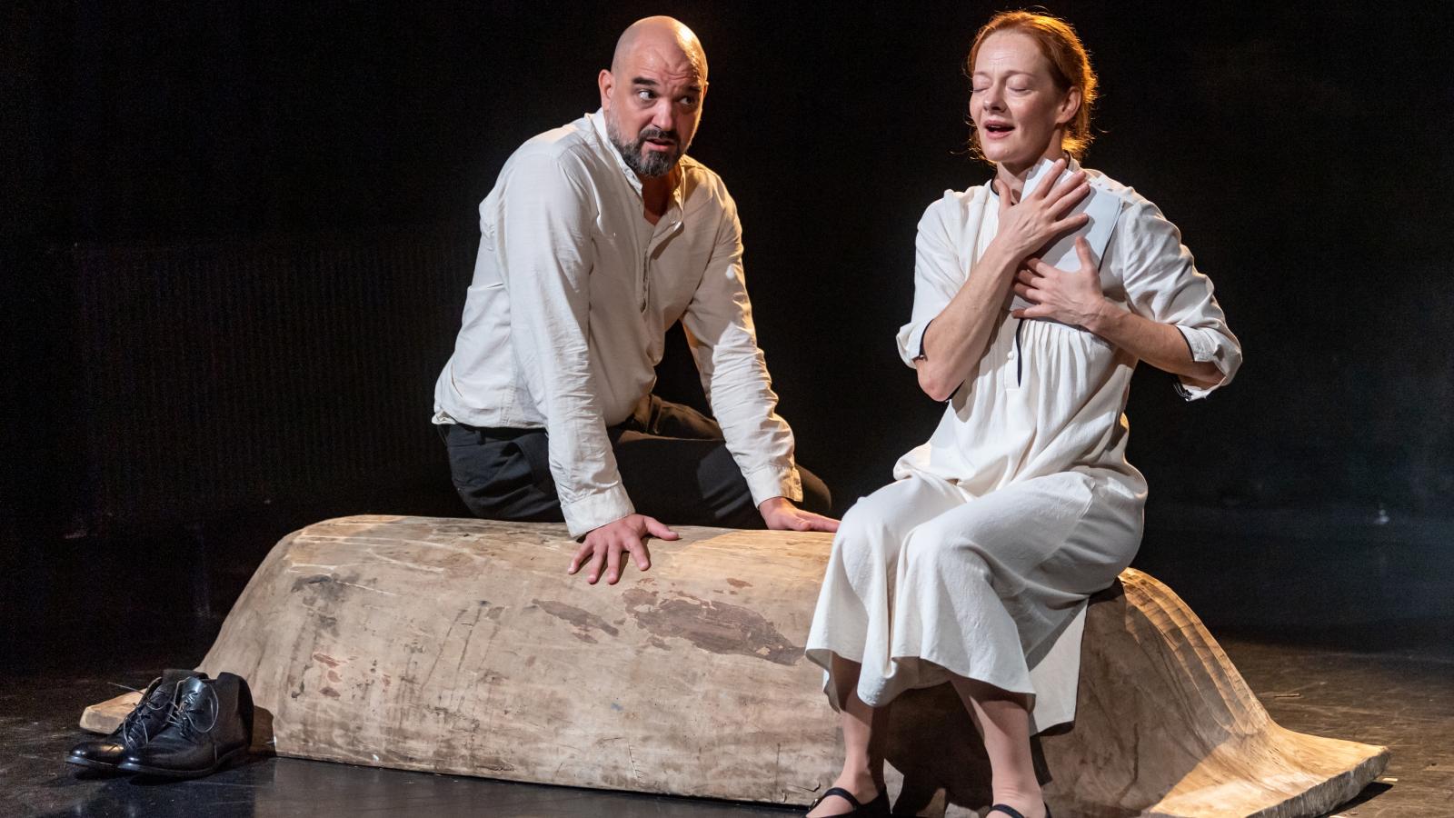 Pál András és Mészáros Sára mesél érzésekről, összetartozásról, szeretésről és fájdalmakról. Mindenről, ami emberi. Meg a mulandóságról