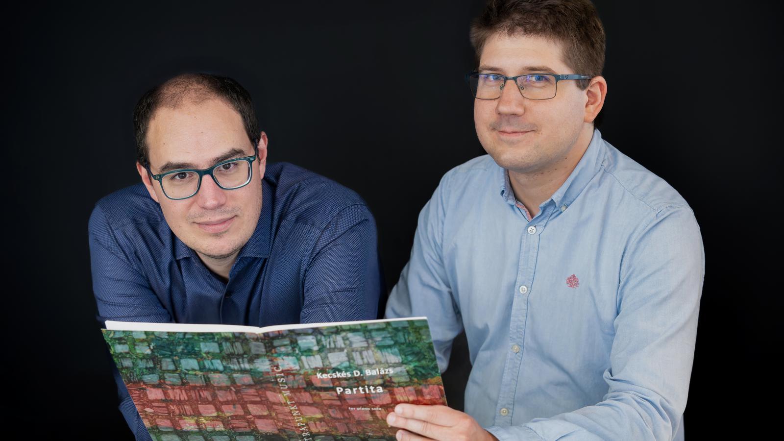 Csabay Domonkos zongorista tanácsaira hallgat Kecskés D. Balázs zeneszerző