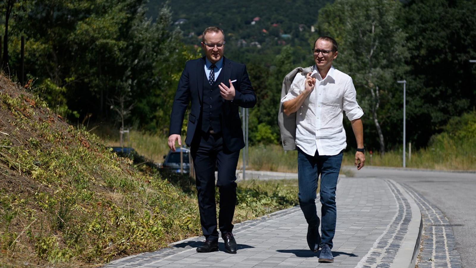 Rózsa Dávid és Demeter Szilárd érkezik a nemzeti könyvtár Piliscsabán megépült archivális raktárának avatására 2024. július 30-án