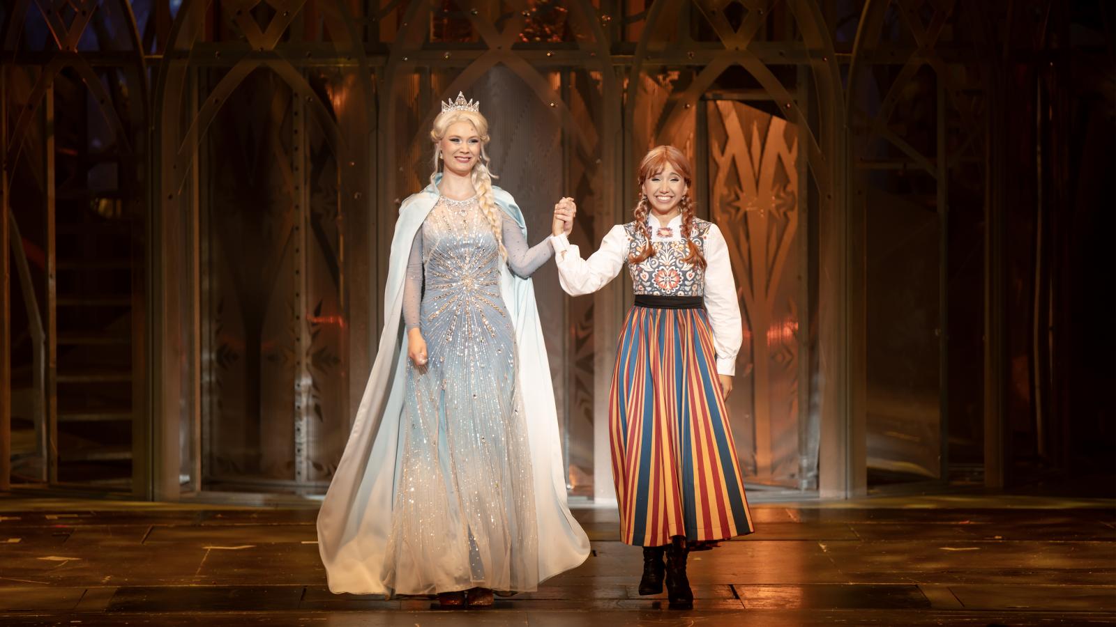 Elsa és Anna, a két testvér (Zámbó Brigitta, Kardffy Aisha) a Jégvarázs című, nagy sikerrel játszott Broadway-musical előadásán a Madách Színházban