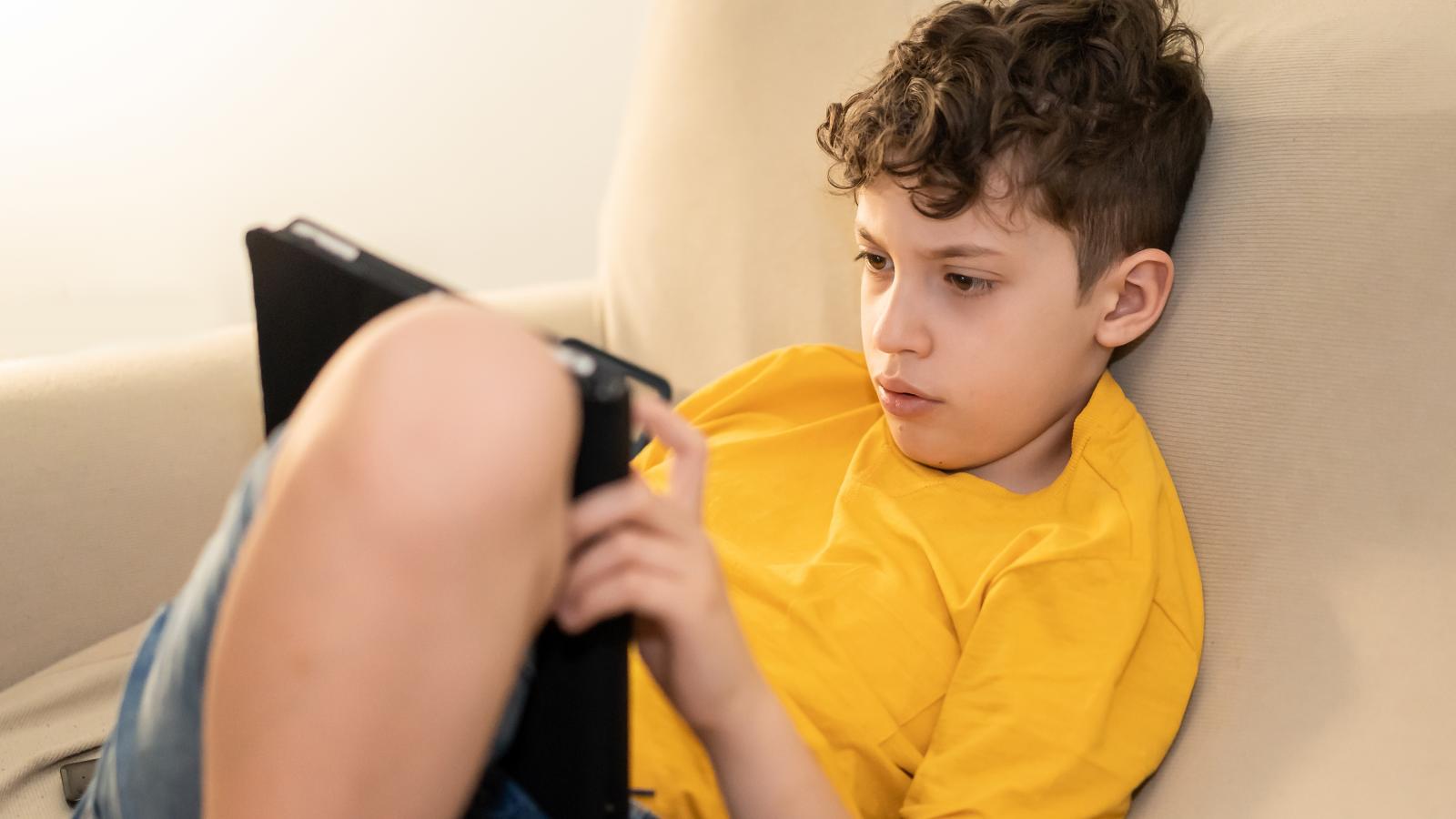 Az egyedül hagyott gyerekfelnőtt számára nem is az egyedüllét, hanem a bizalom a legfontosabb: nyugodtan tehessen bármit otthon, a szülői díszletben 