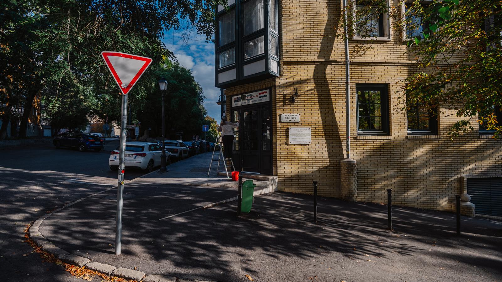 A Mikó és a Logodi utca sarkán már ott virít Márai emléktáblája. Elférne ott még egy