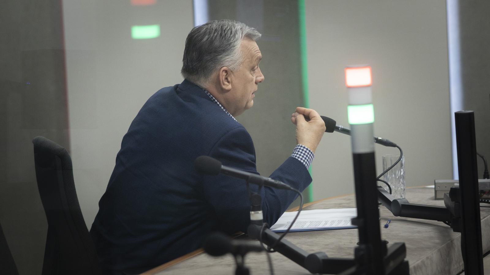 Orbán Viktor miniszterelnök interjút ad a Kossuth Rádió stúdiójában még 2025. április 4-én
