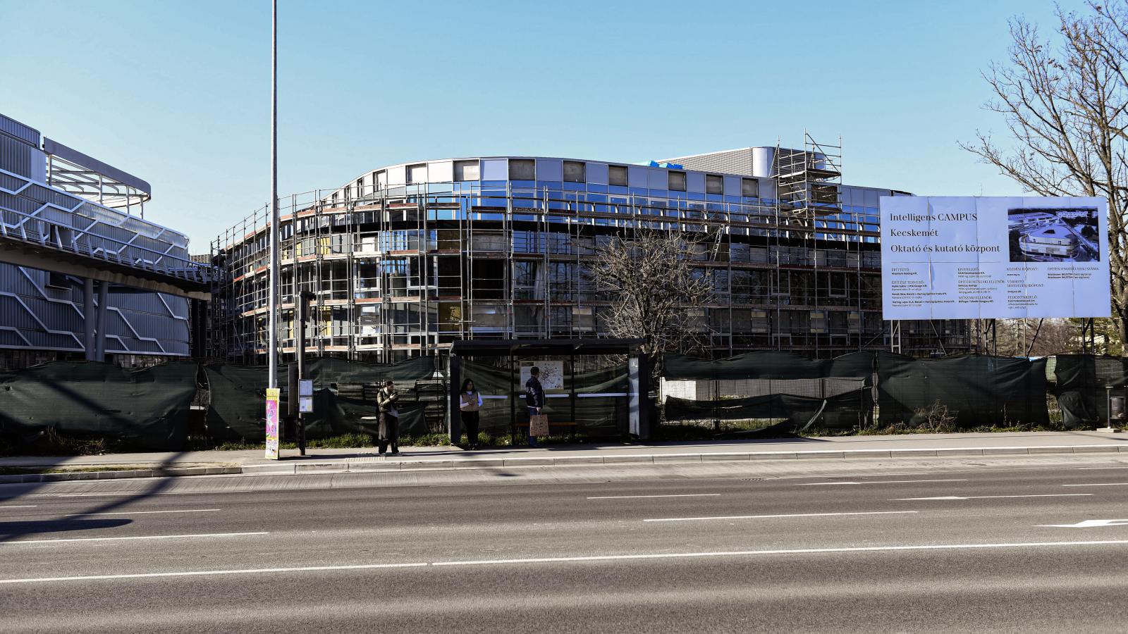 Az tűnt fel a helyieknek, hogy az egyetemi campus építkezésének második üteme nem nagyon halad, csak olyan tessék-lássék munka folyik