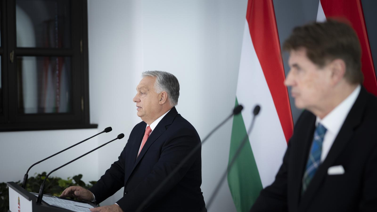 Orbán Viktor miniszterelnök közös sajtótájékoztatót tart Nagy Elekkel, a Budapesti Kereskedelmi és Iparkamara elnökével a Karmelita kolostorban 2025. október 4-én