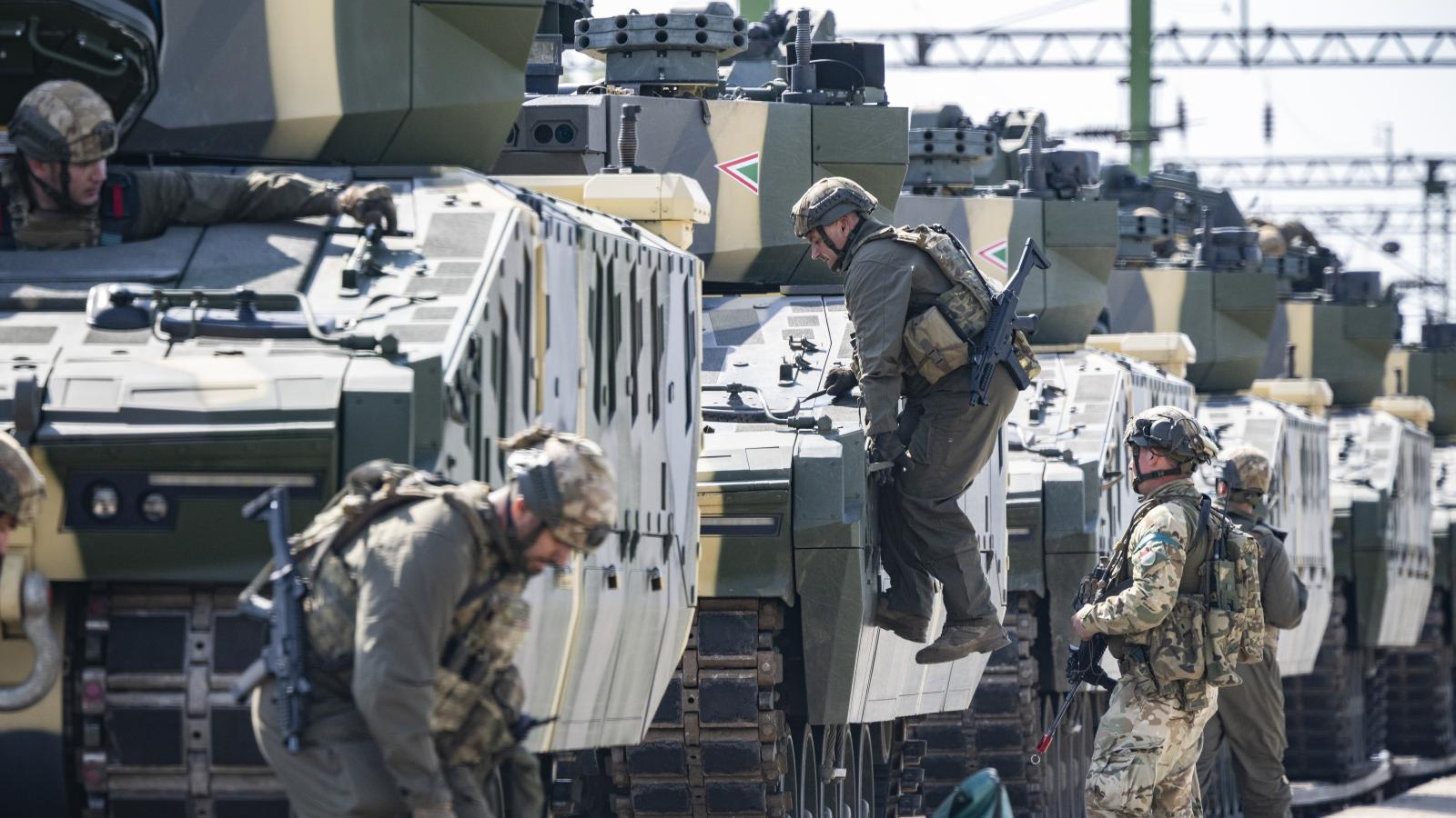 Az Adaptive Hussars 2025 gyakorlat keretében tartott bemutatón szeptember 5-én Hódmezővásárhelyről áttelepült Lynx harcjárműveket rakodtak le egy vasúti szerelvényről földi és légi biztosítás mellett