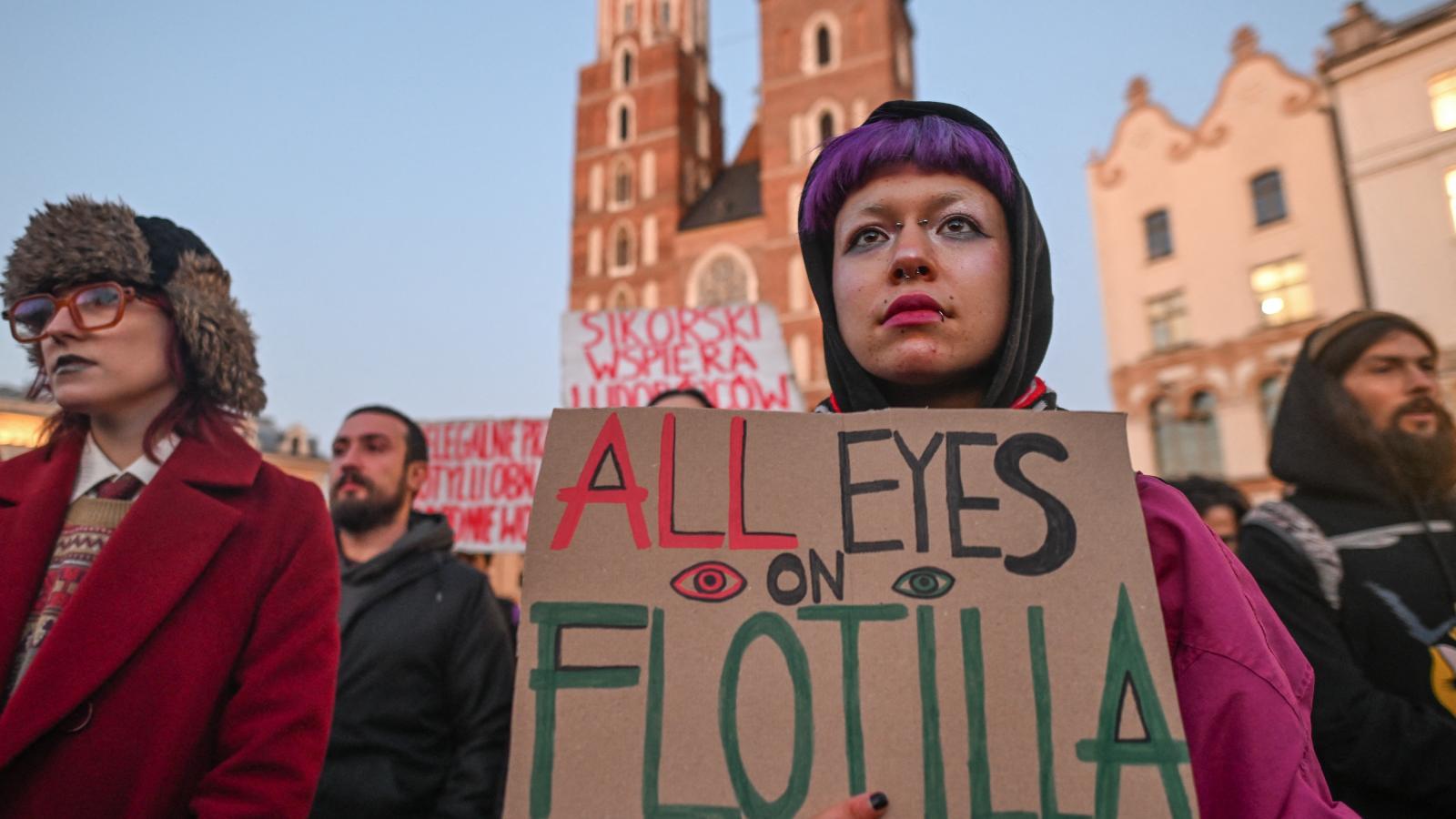 A segélyflottila szimpatizánsainak demonstrációja Krakkóban október 2-án