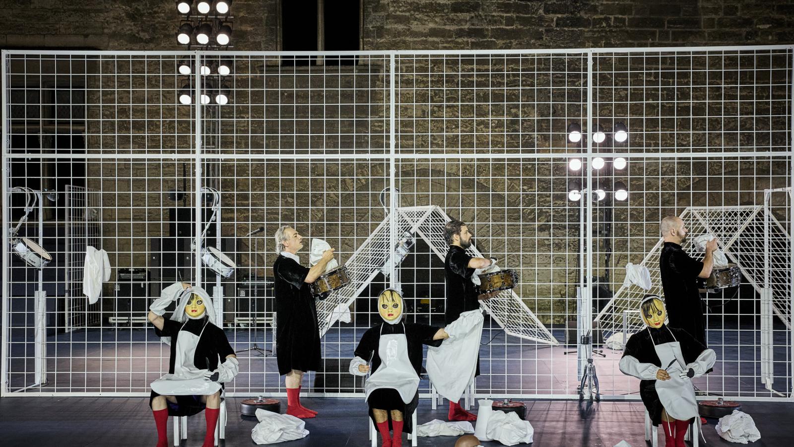 A kapaszkodó, amire a néző vágyna, az előadásban olyan, mintha egy tükör sima felületébe próbálnánk belemarkolni