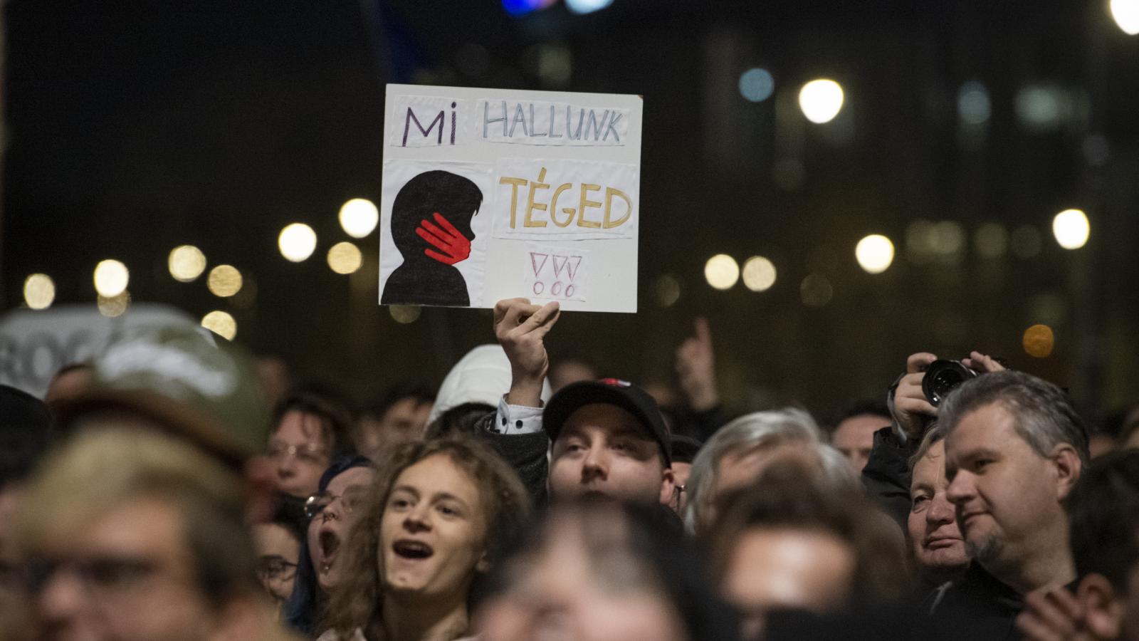 Tüntetés az állami gondozott gyermekekért, a velük szemben elkövetett visszaélések elkövetőinek felelősségre vonásáért