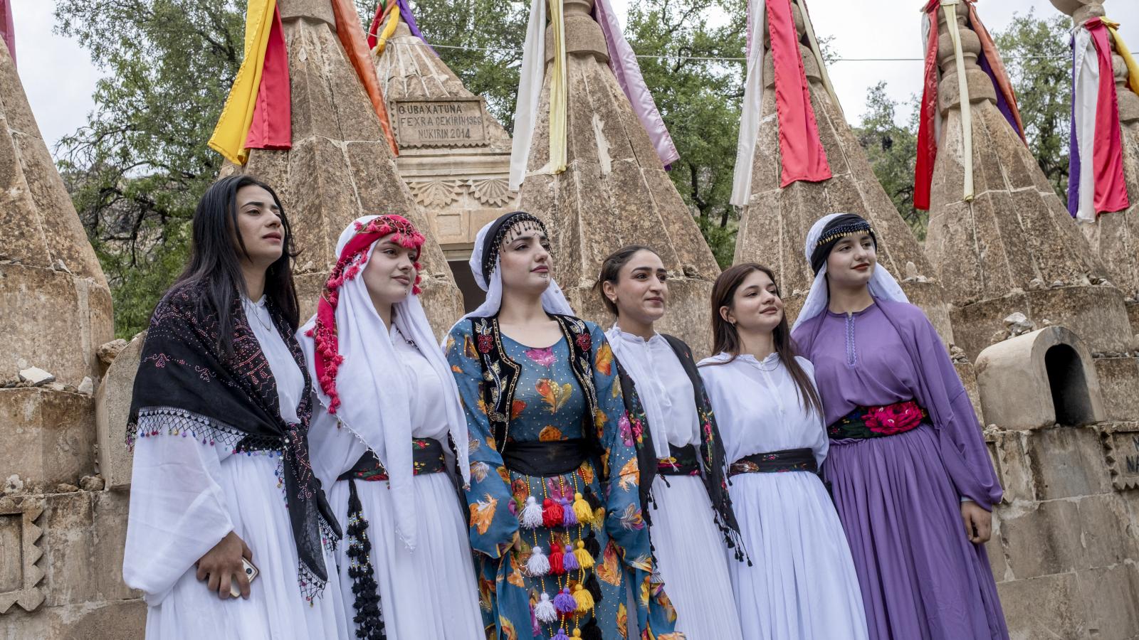 Képünk illusztráció, jazidi nők 2025 áprilisában a törökországi Idlibben