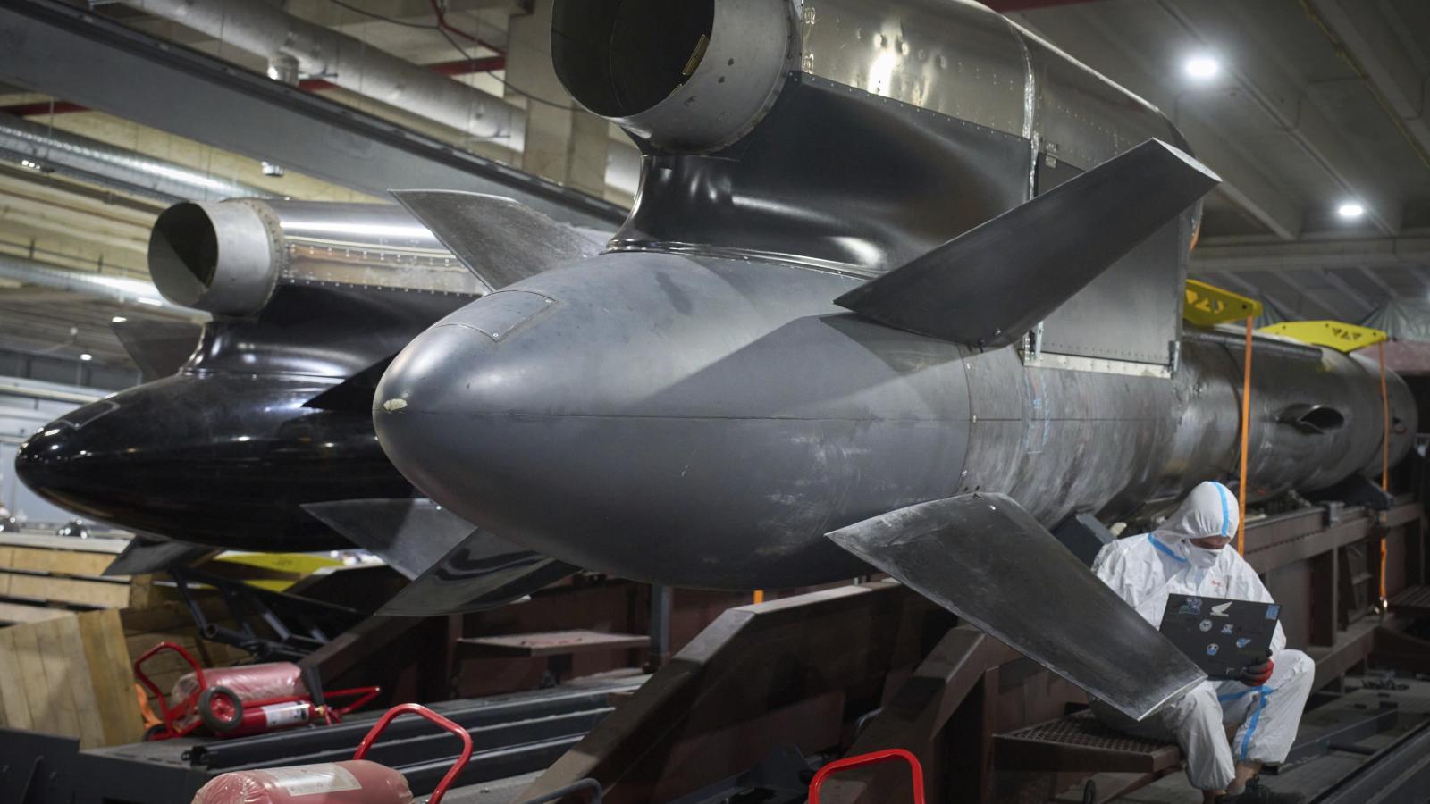 Az oroszok helyzetén tovább ront, hogy az ukránok elkezdték bevetni az új, FP–5 Flamingo cirkálórakétáikat is, amelyek hatótávolsága több mint 3000 km