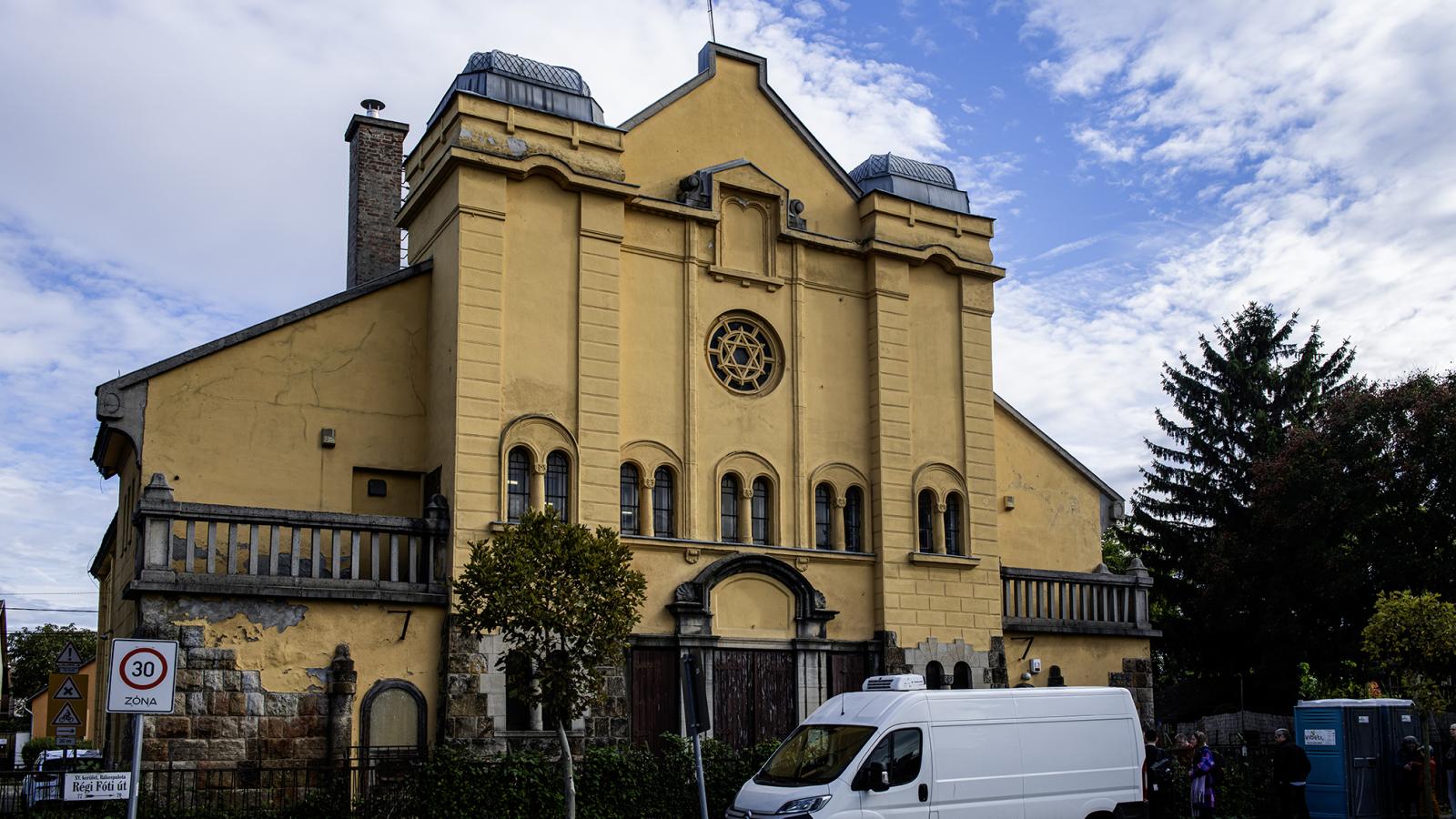 A rákospalotai zsinagóga. Az Országos Széchényi Könyvtár lerakata volt