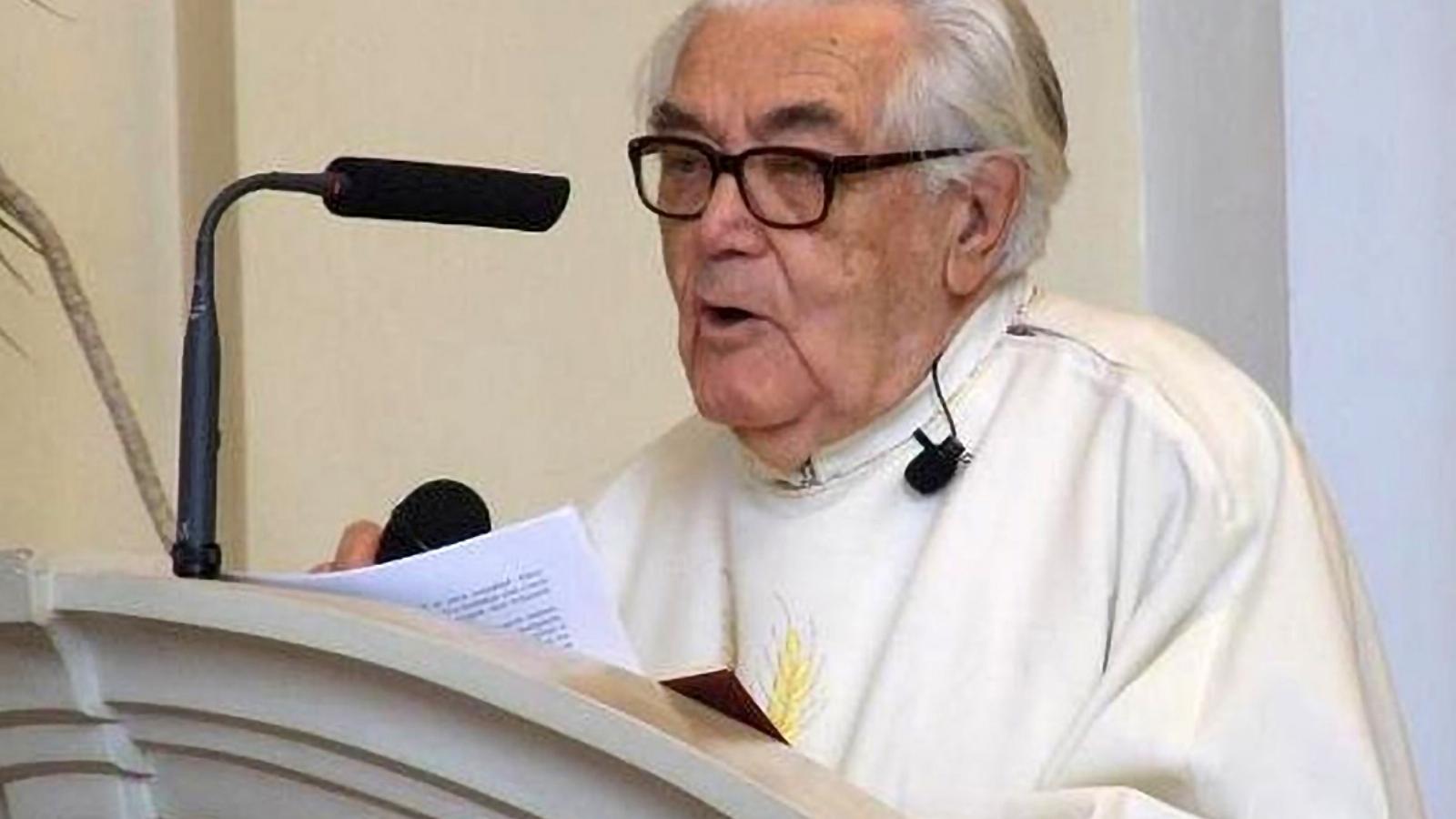 Az idős Bulányi papi öltözetben – csak
1997-ben oldották fel a korlátozásokat