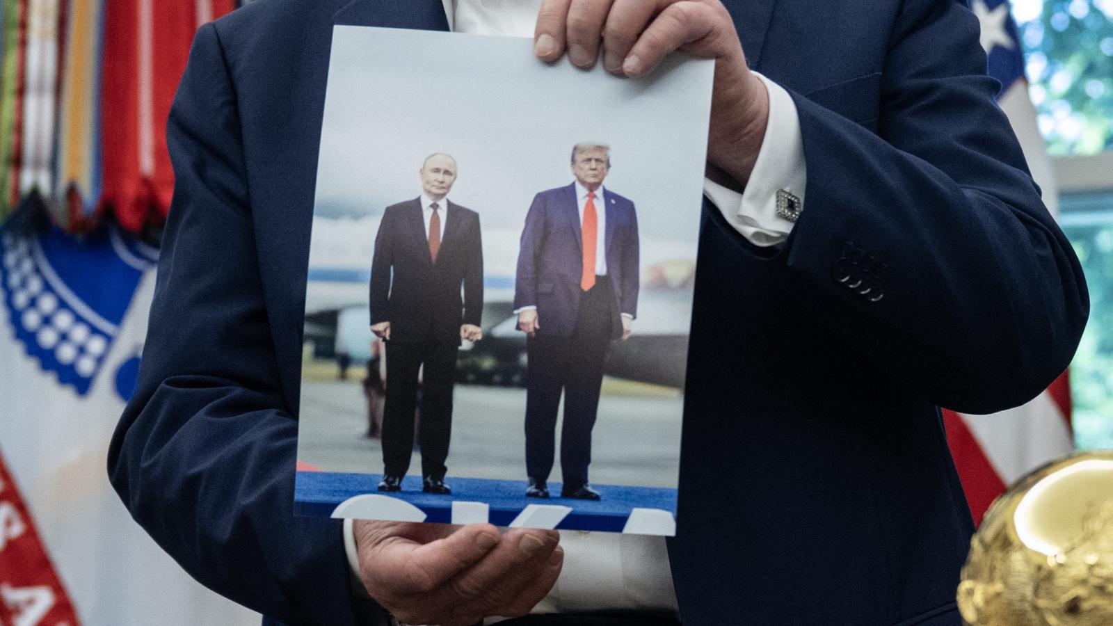 Donald Trump mutatja Vlagyimir Putyinnal közös alaszkai fotóját a Fehér Házban 2025. augusztus 22-én