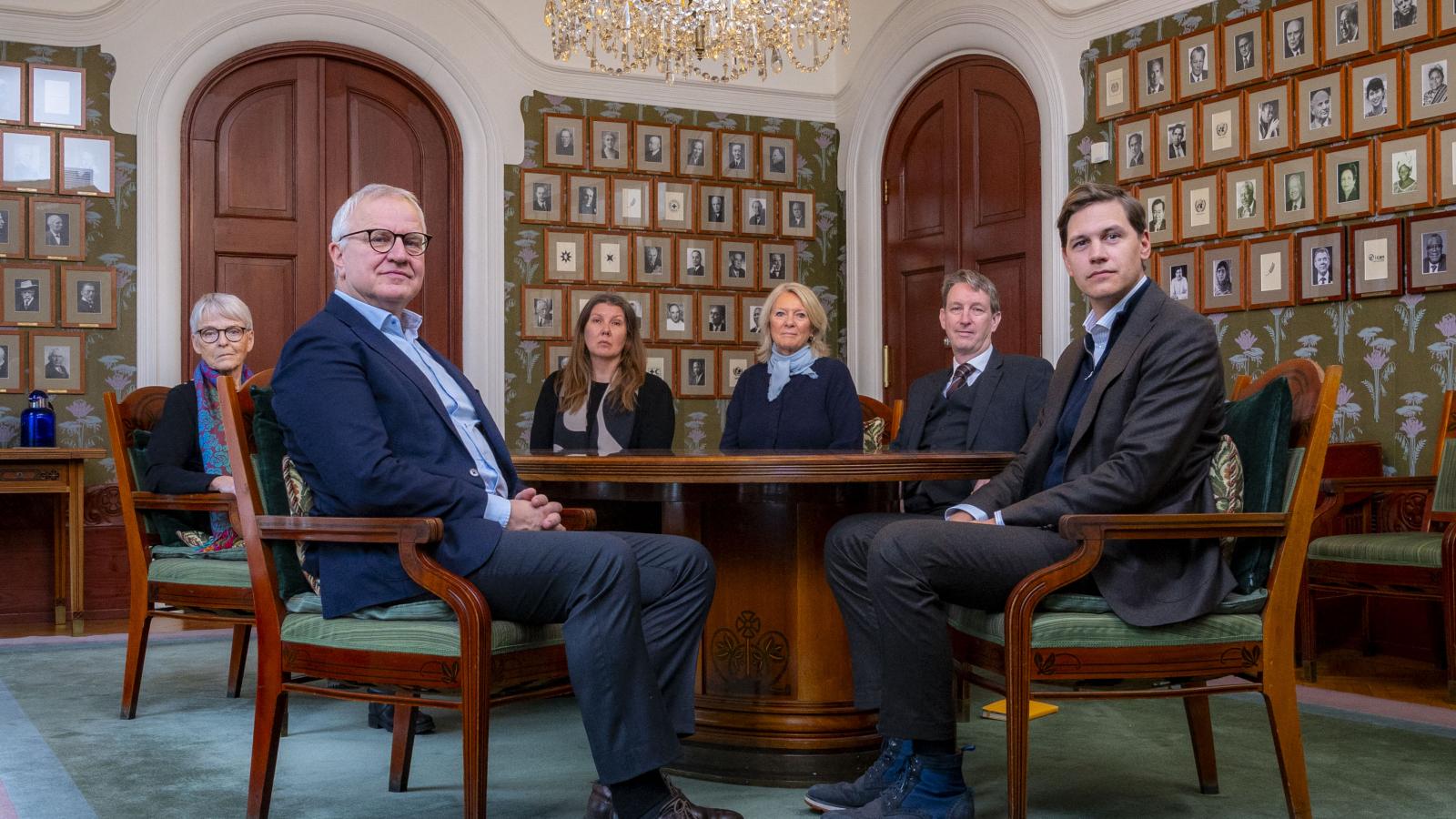 A norvég Nobel-bizottság tagjai 2025. február 28-án az oslói Nobel Intézet üléstermében