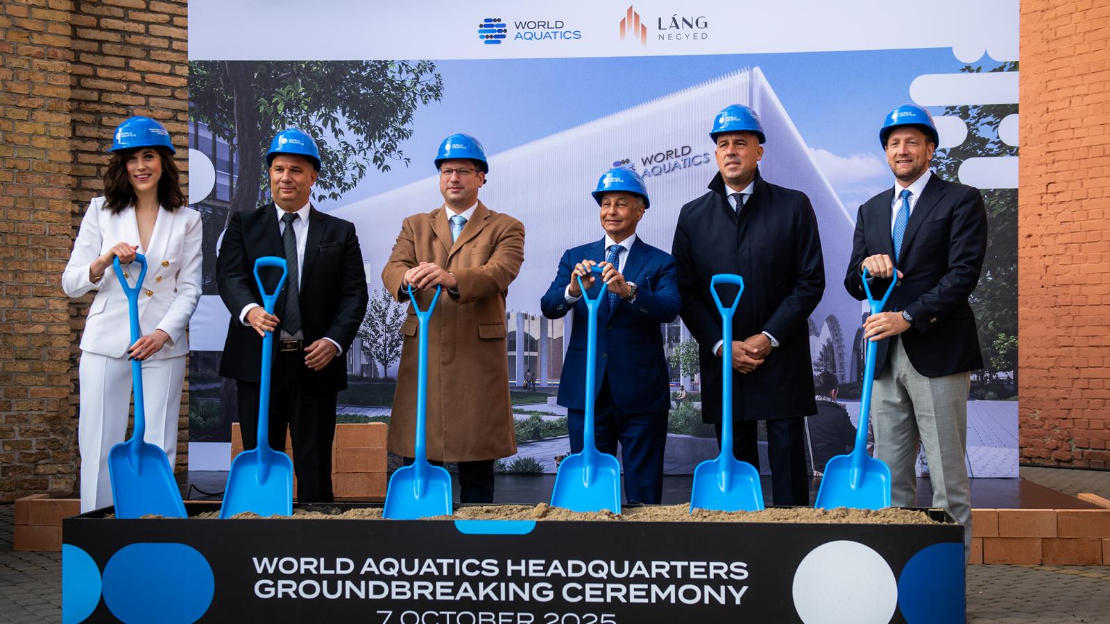 Büszke alapkőletevők. A beruházás részleteit nem hozták nyilvánosságra