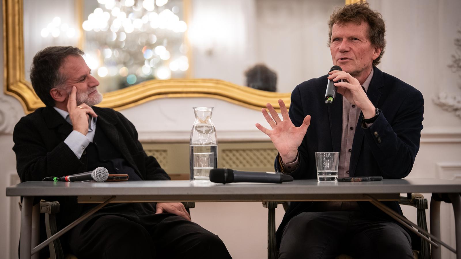 Hartmut Rosa úgy vélte, hogy minél inkább kezelhetővé tesszük a világot, annál inkább eltűnik belőle a varázs