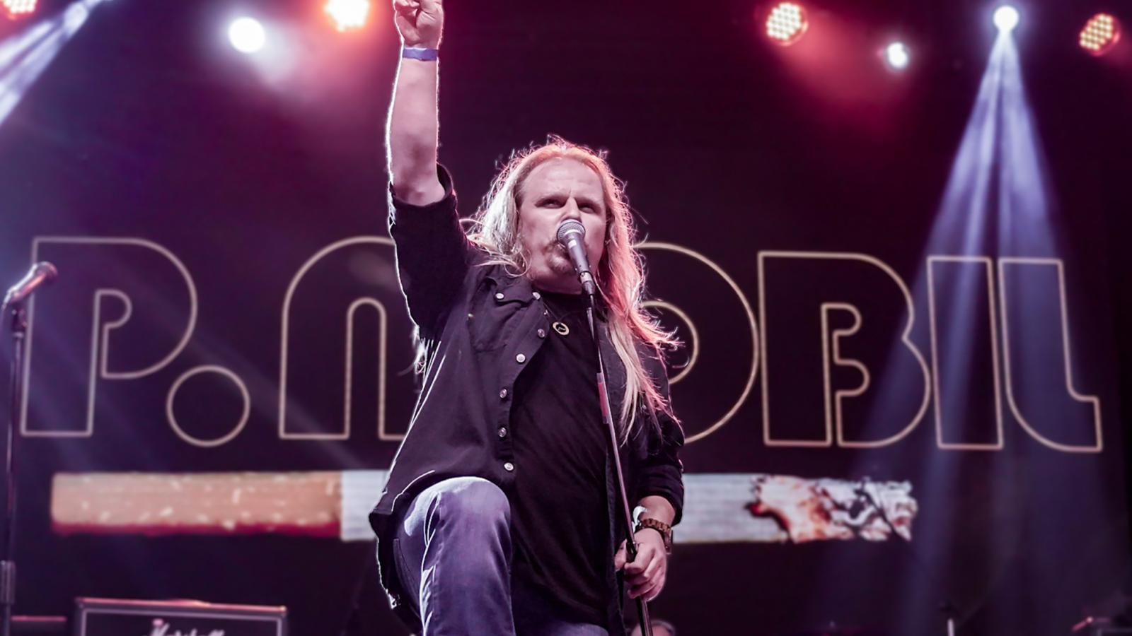 A nosztalgiabuli végül örömzenébe csapott át − Baranyi László énekes