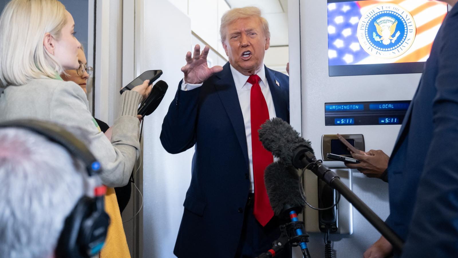 Donald Trump nyilatkozik az Air Force One fedélzetén október 12-én