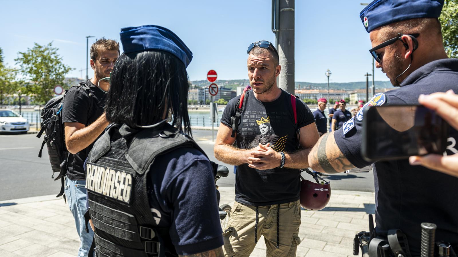 Molnár Áron rendőrök gyűrűjében. Máskor a NAV vegzálja egy táska vásárlása miatt